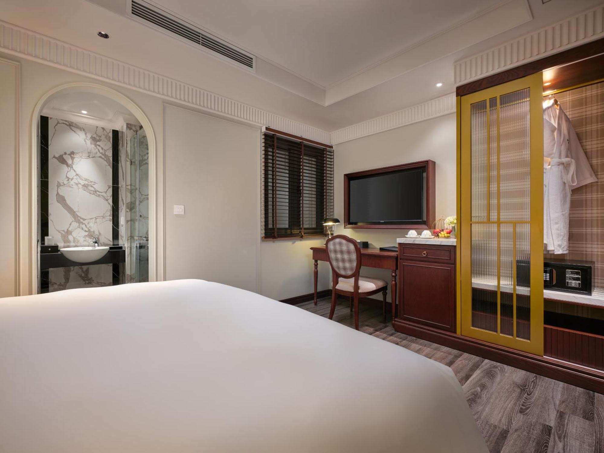 Colonial Deluxe Double Internal Window