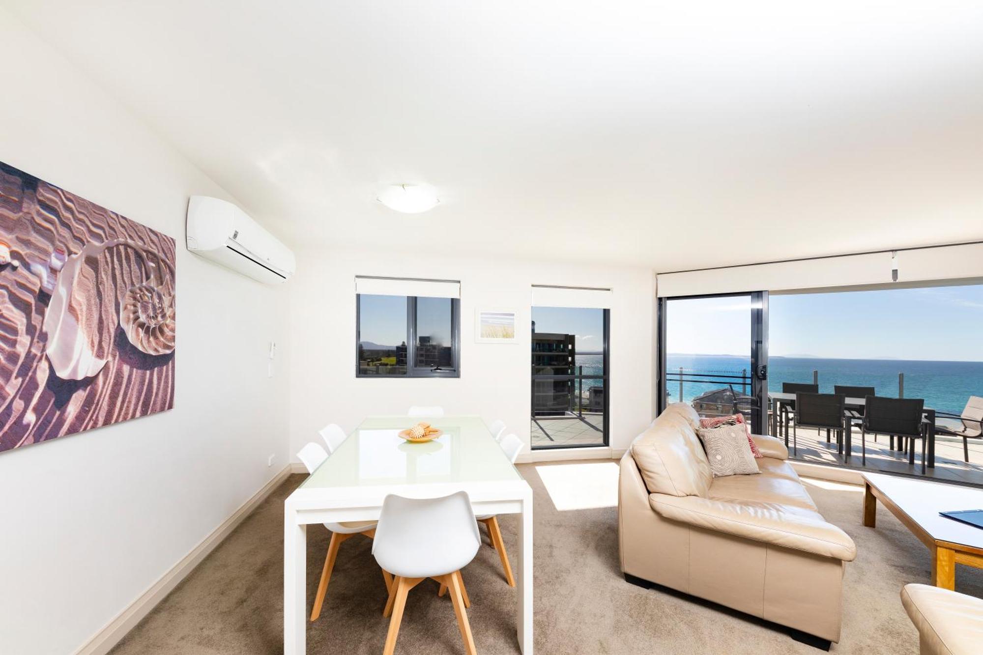 Superior One-Bedroom Apartment Water View