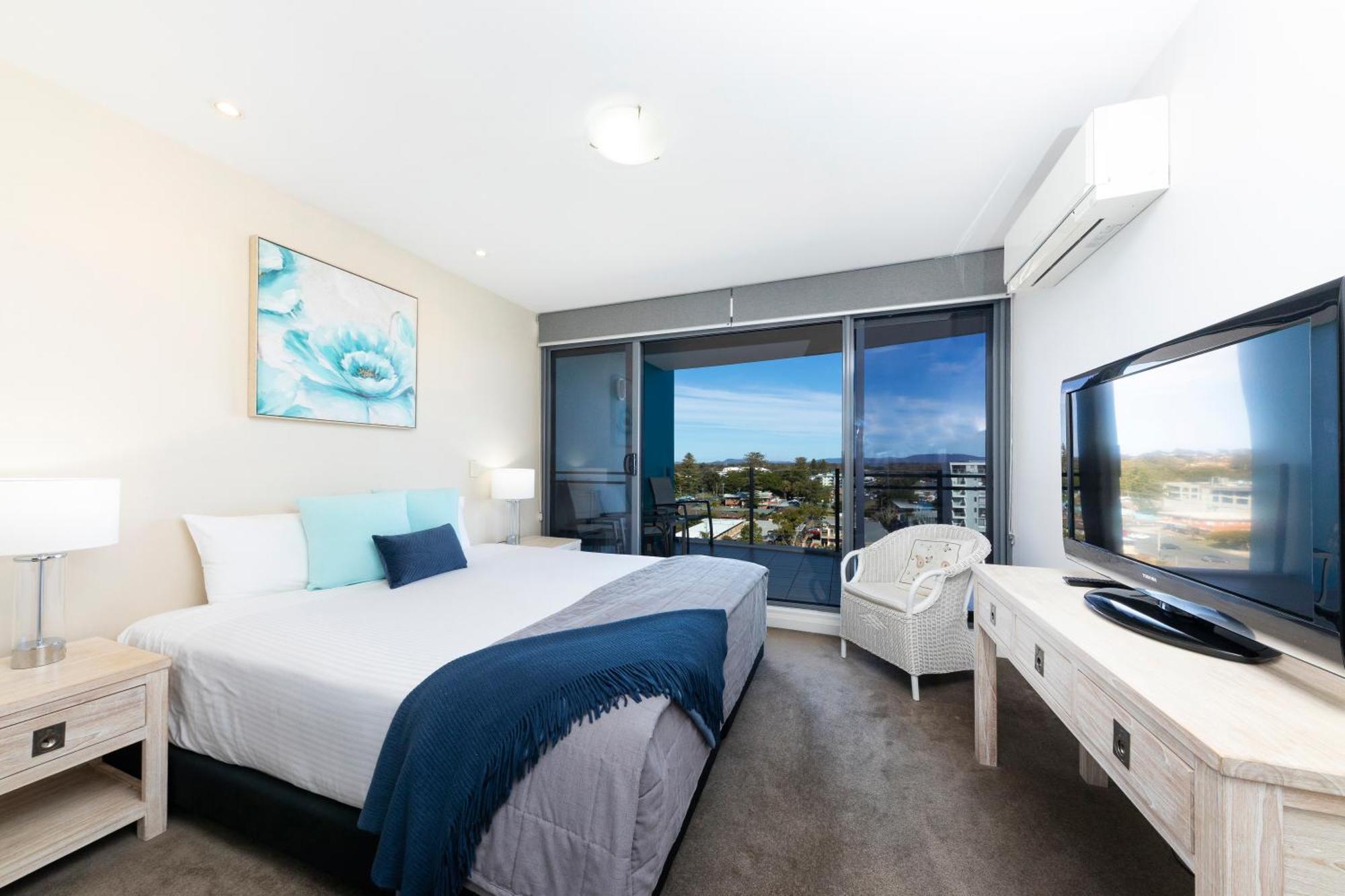 Superior One-Bedroom Apartment Water View