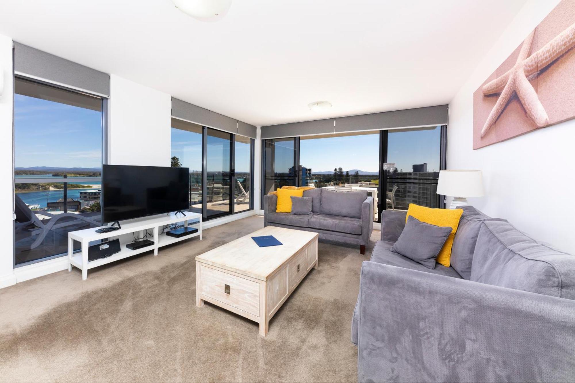Superior One-Bedroom Apartment Water View