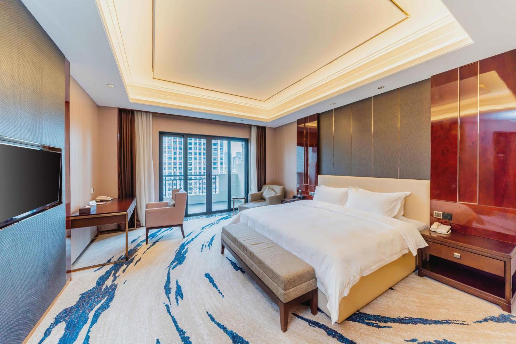 Deluxe King Suite Lake View