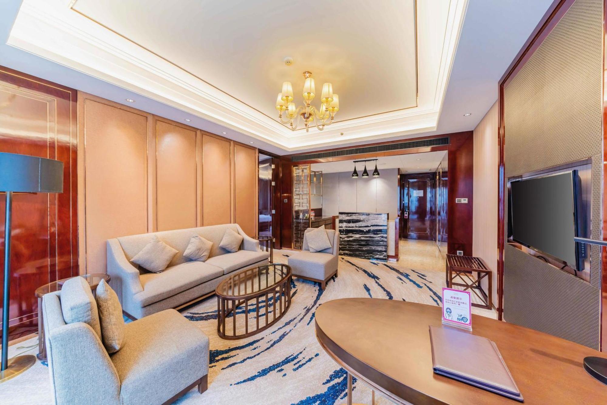 Deluxe King Suite Lake View