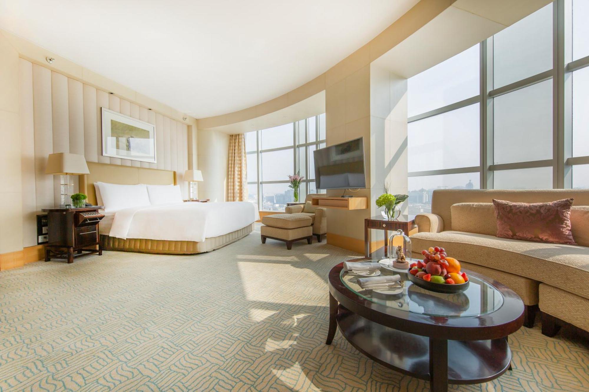 Premier Suite 1 Bedroom Suite 1 King City view