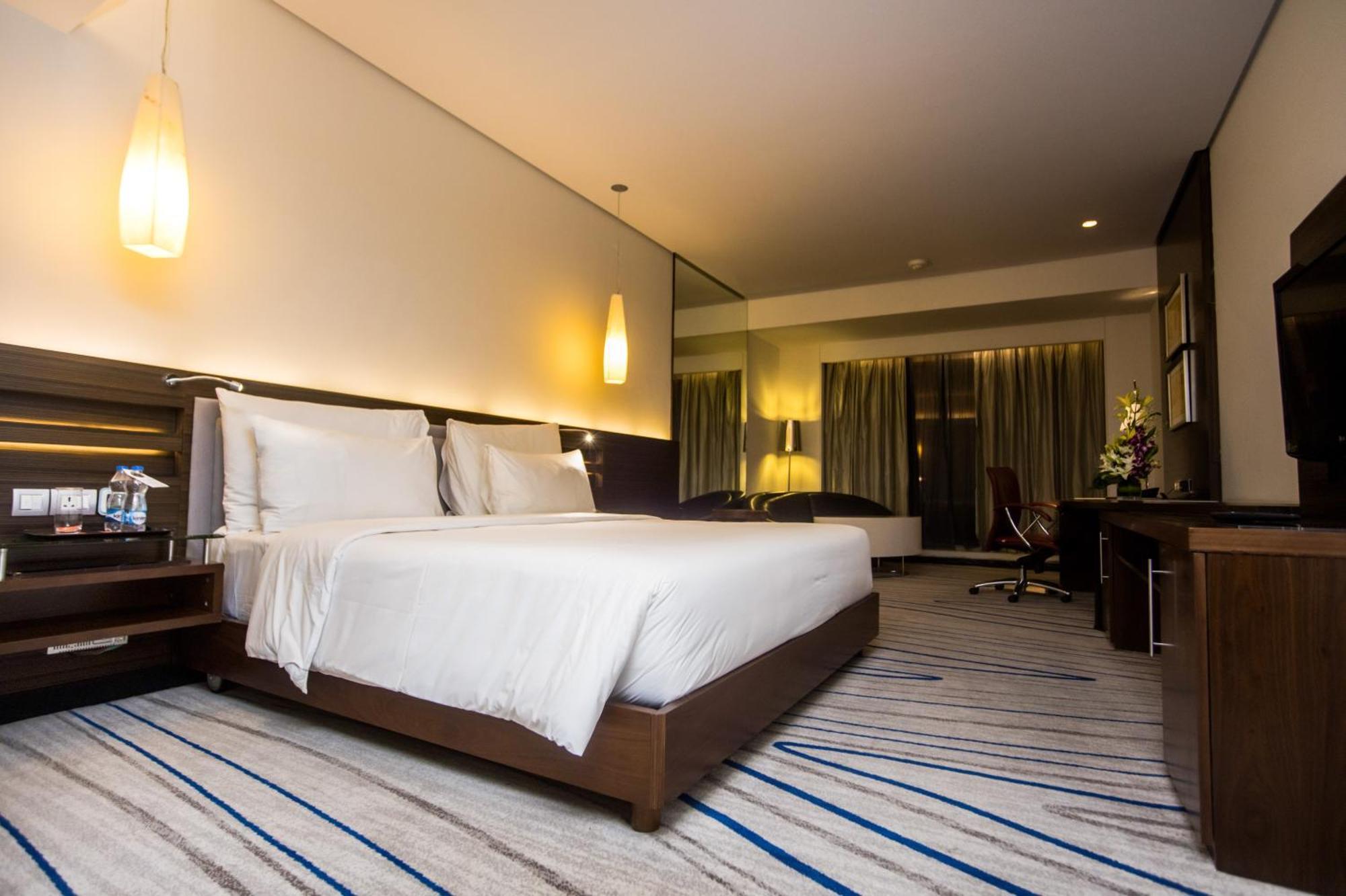 Guest room, 1 King, City view, Atrium Building, Pool access,1558438141:JPEG