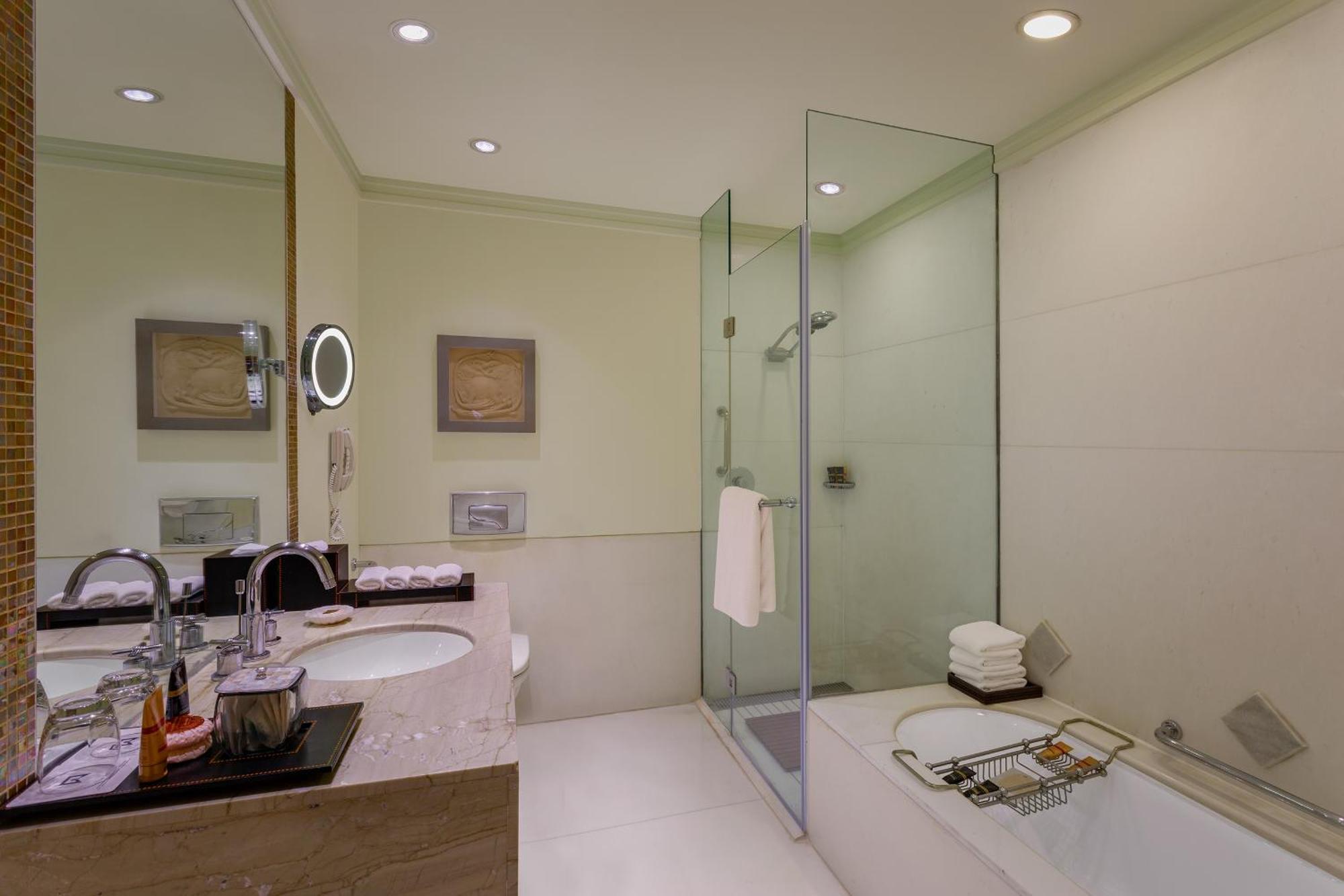 Deluxe Suite with one way airport transfer, Luxury Hours at Lounge (6PM-8pm), Signature Butler Service - Concierge Level,1558559578:JPEG