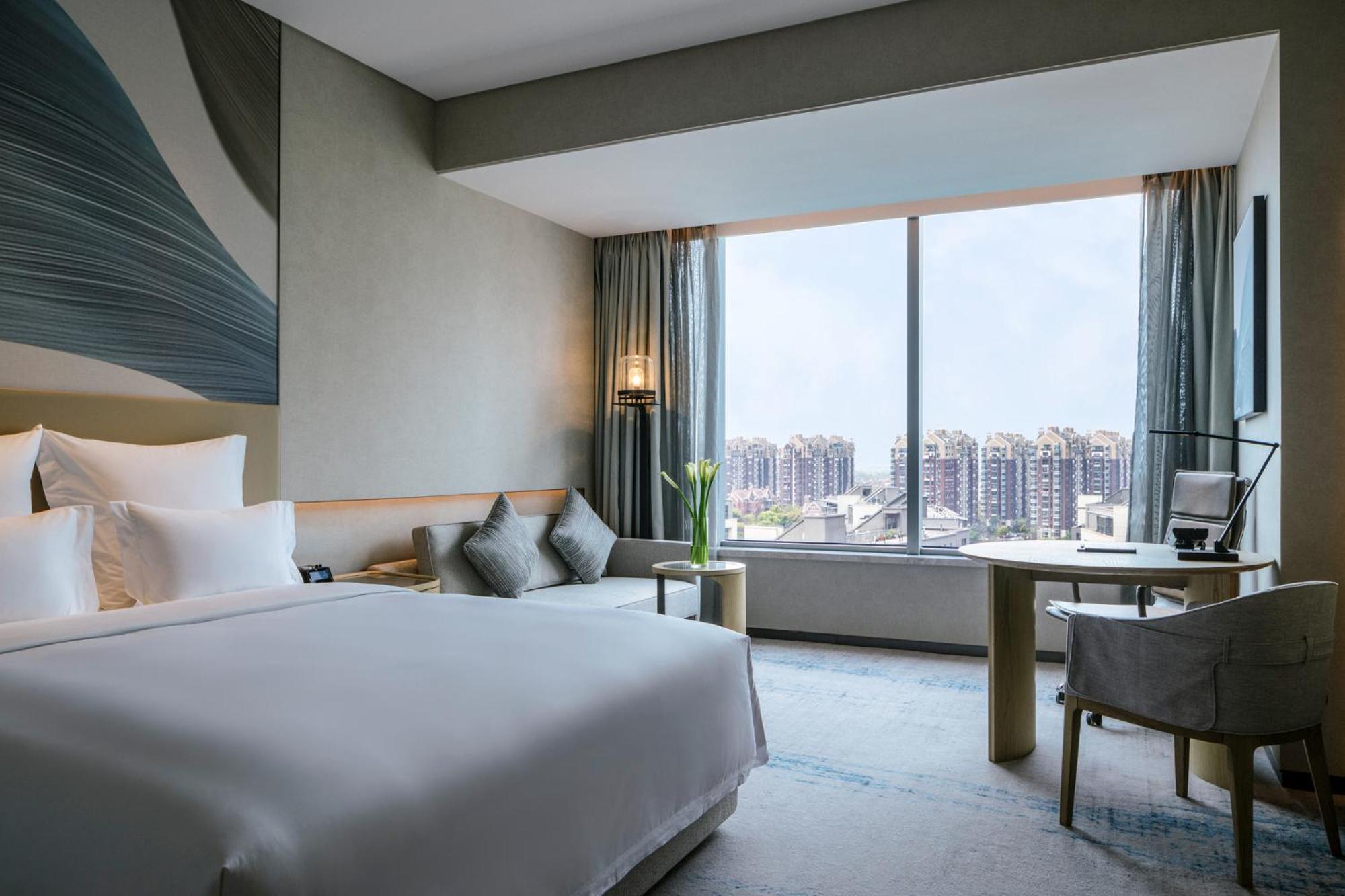 Deluxe King Room City View High Floor