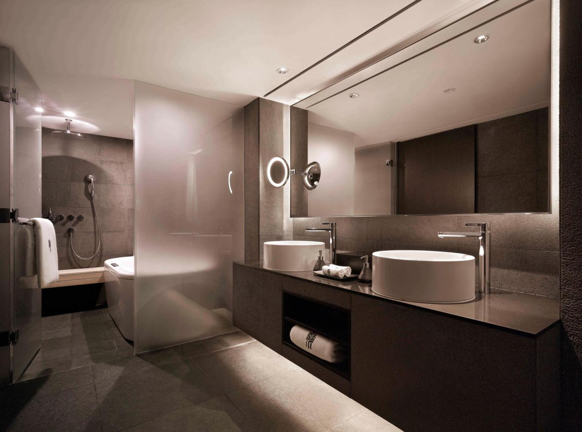 [Krang Package – 2 Nights Only] Banyan Room + the following benefits once per stay: Breakfast for 2, A La Carte Dinner for 2, Sauna for 2, N Seoul Tower Ticket for 2, 2 HIDIFF Cleansing Kits, 2 Bottles of Gyeongtakju & Goblets