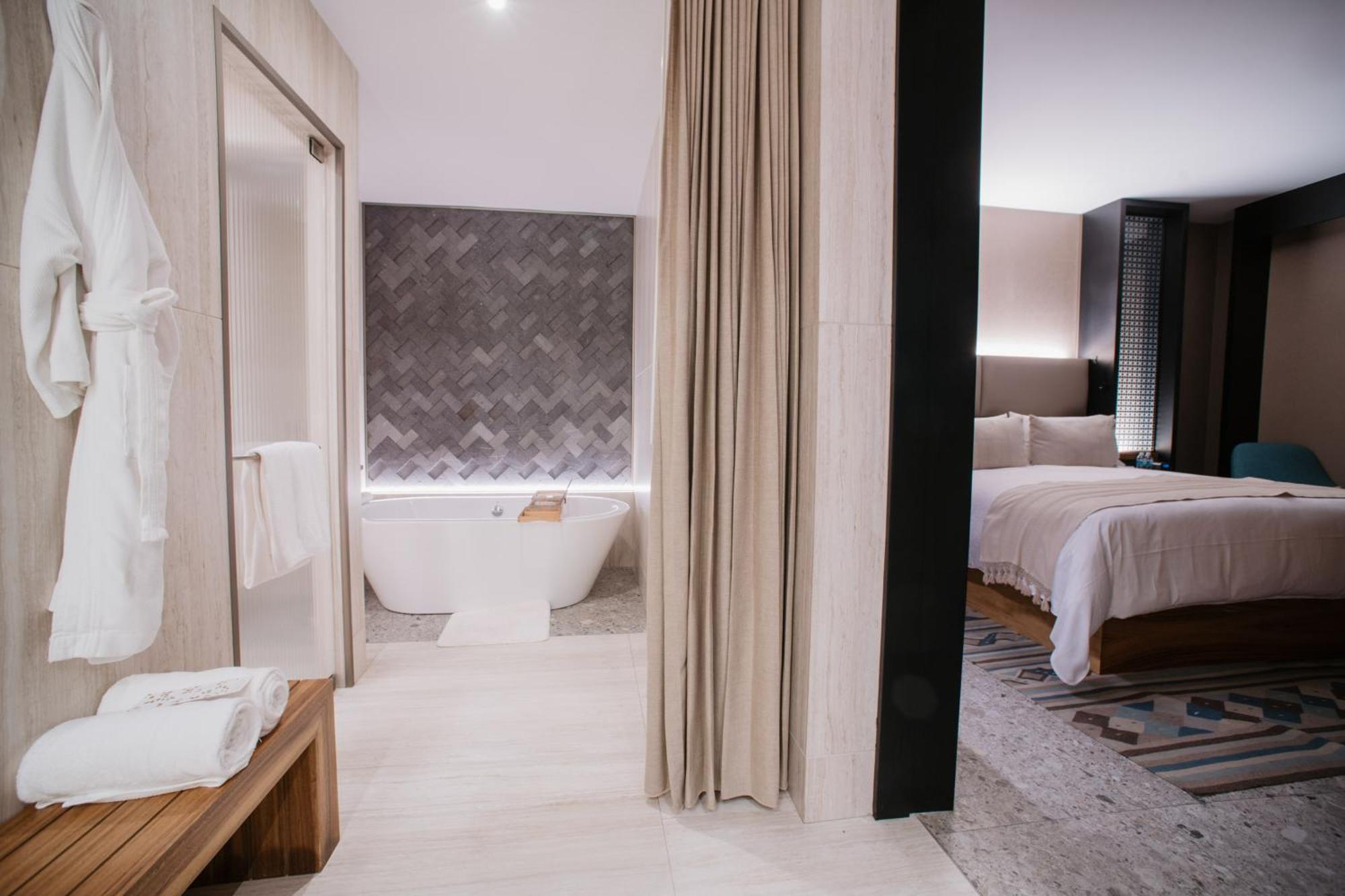 Master Suite 1 King