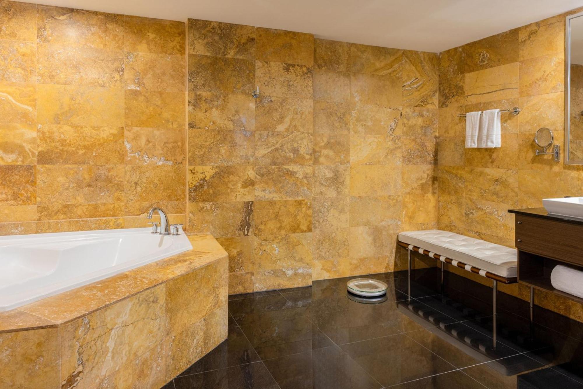 Diamond Suite, Club lounge access, 1 Bedroom Larger Suite,1565155645:JPEG