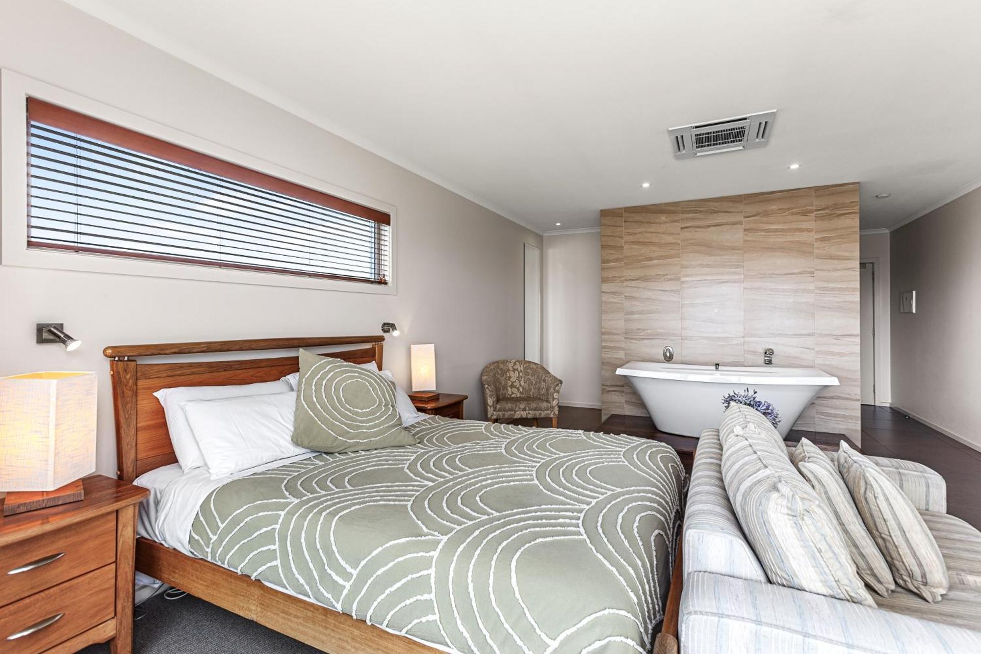 Deluxe Double Room with Balcony,1565564941:JPEG