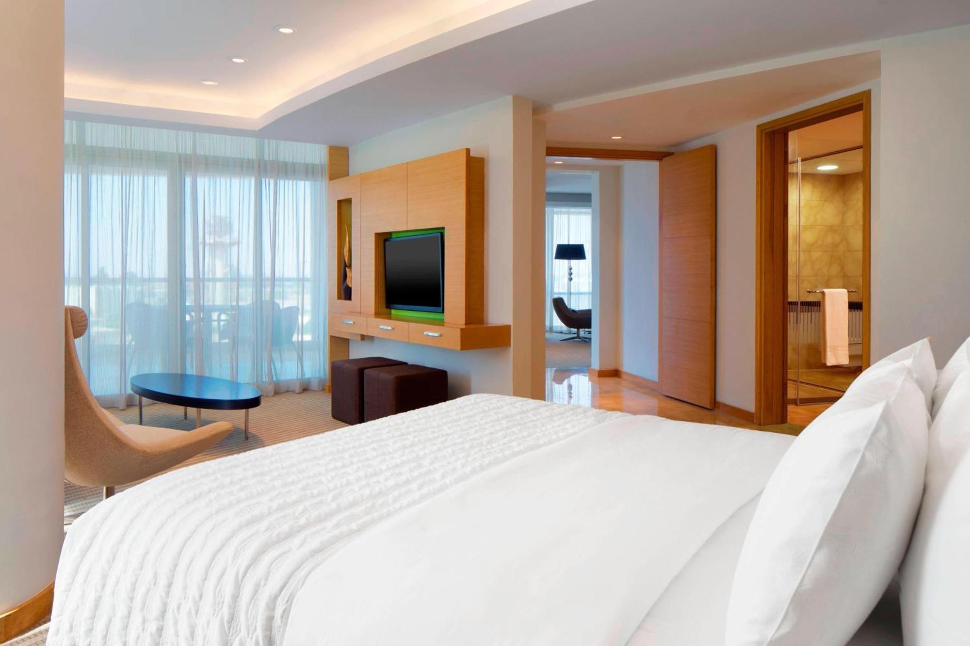 One-Bedroom Panoramic Suite Club Lounge Access