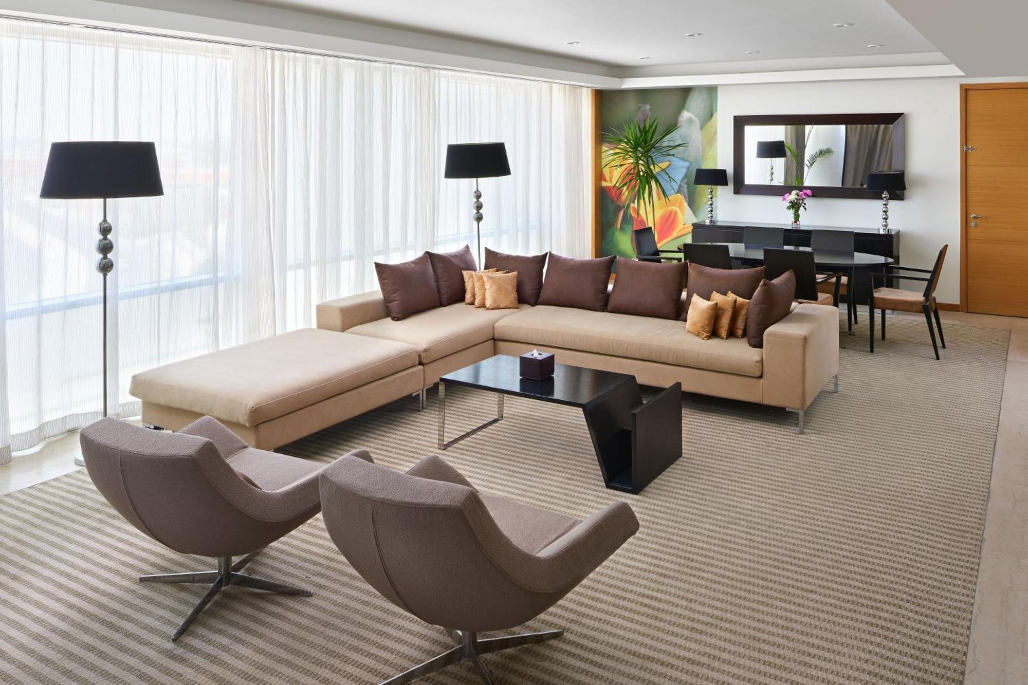 One-Bedroom Panoramic Suite Club Lounge Access