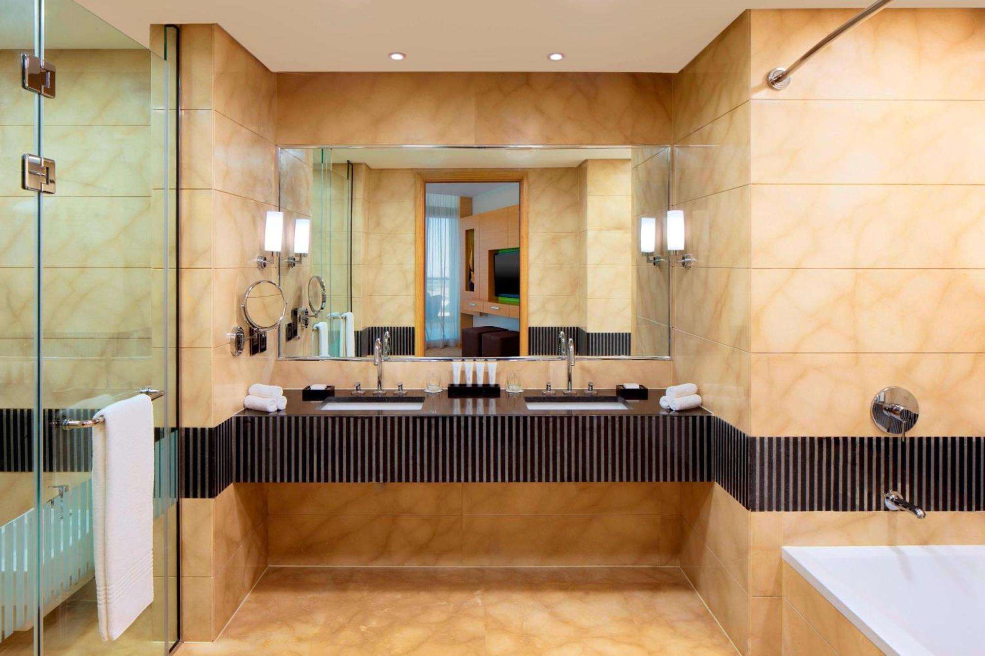 Large Executive Suite Club Lounge Access