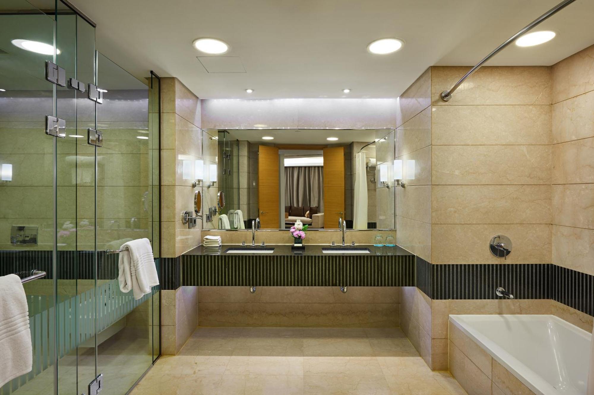 One-Bedroom Panoramic Suite Club Lounge Access