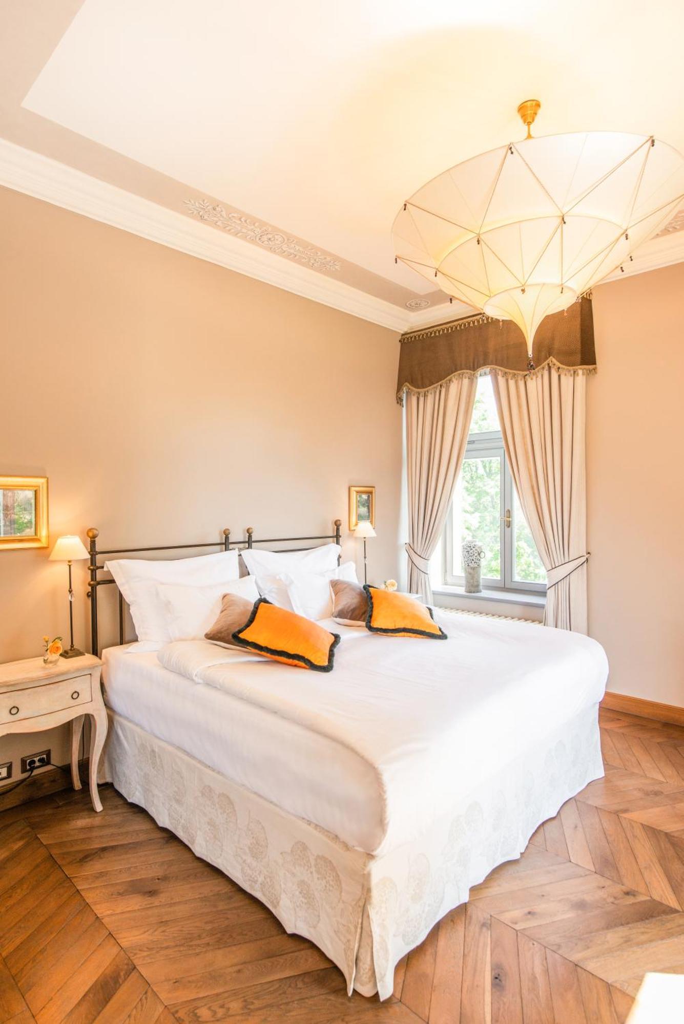 Luxury Suite,1566934421:JPEG