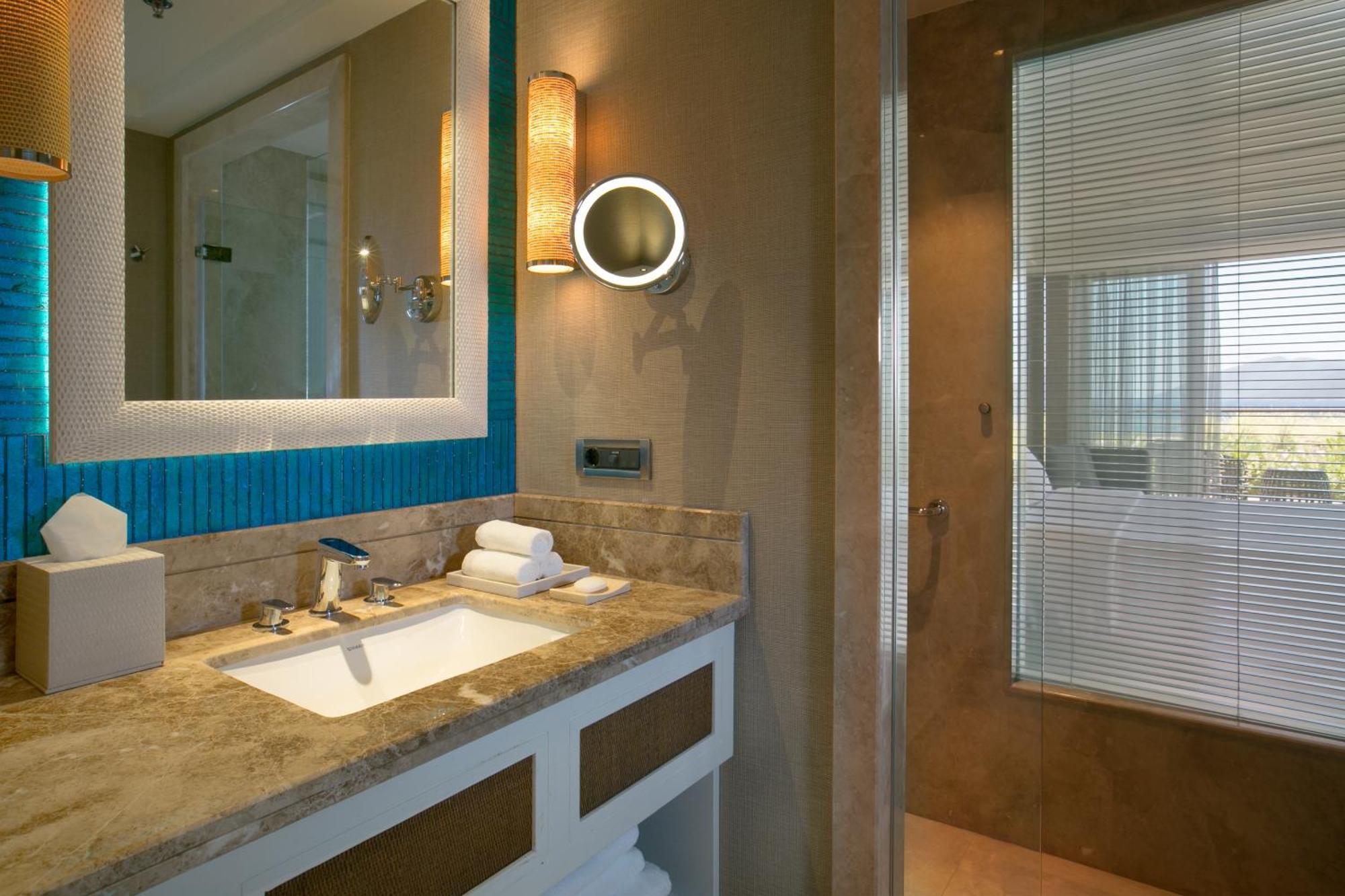 Deluxe Room Guest room 1 King Sea view Balcony