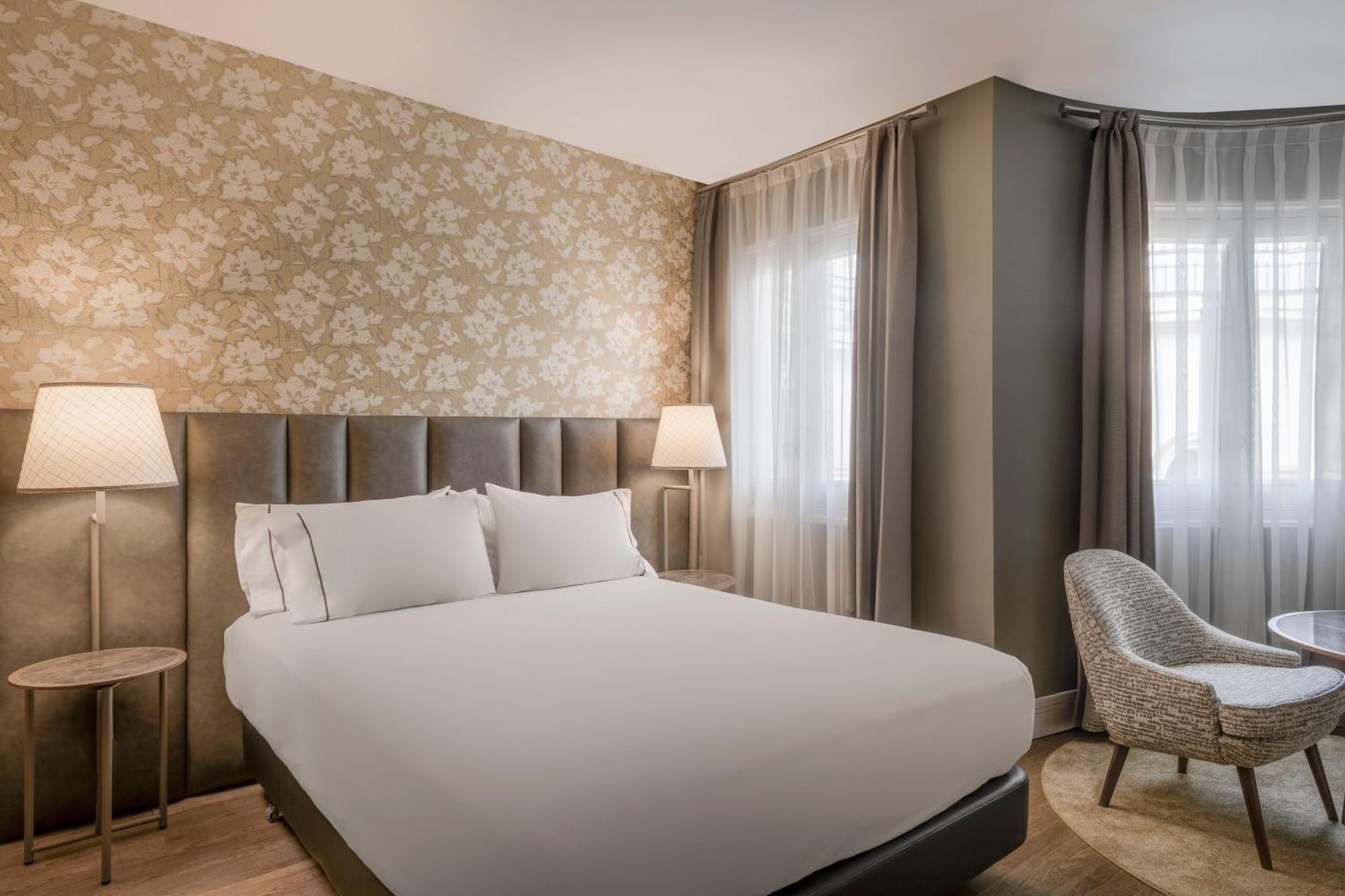 Deluxe Queen Guest room 1 Queen,1572628202:JPEG