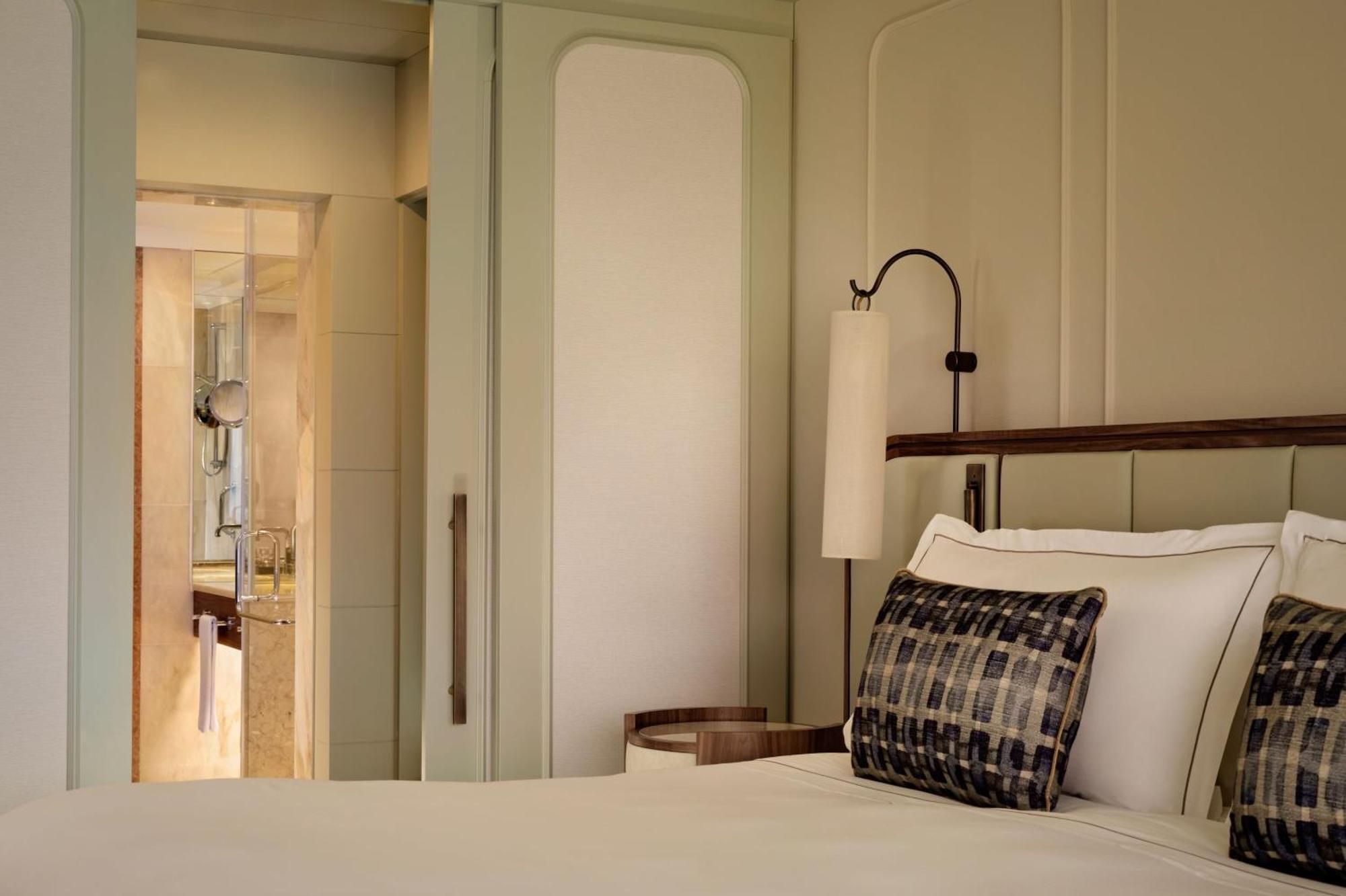 Deluxe Room One King or Twin Beds