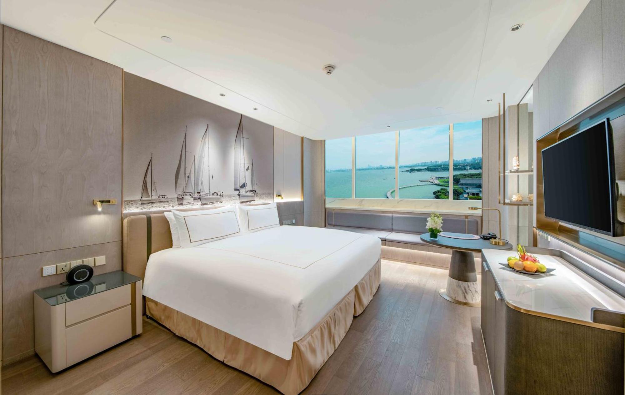 Premium King Room Lake View