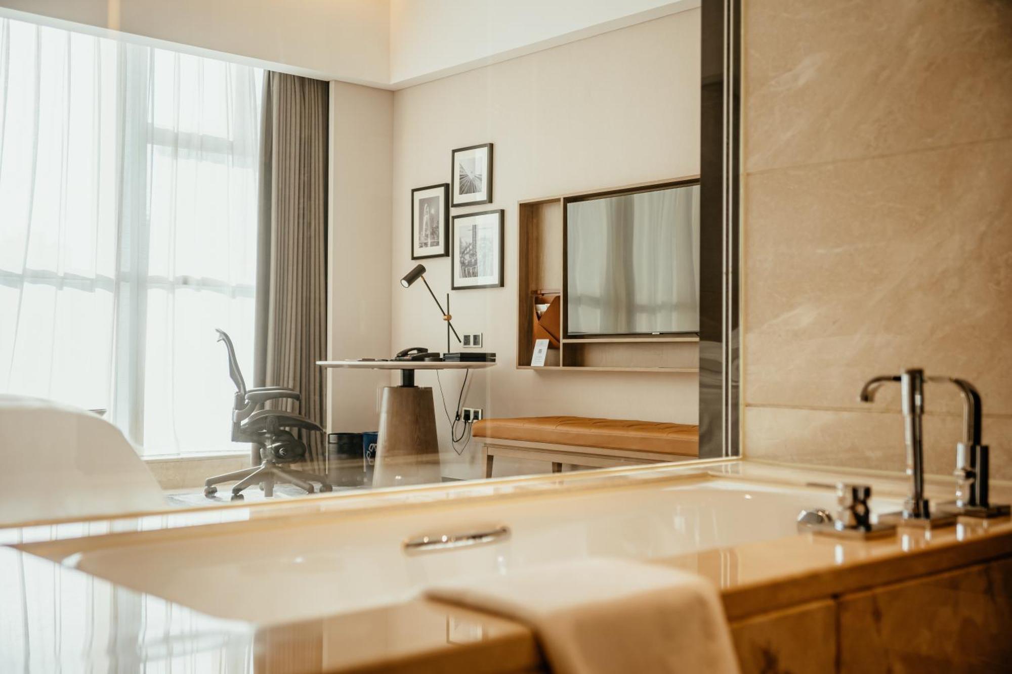 Superior King Room City View