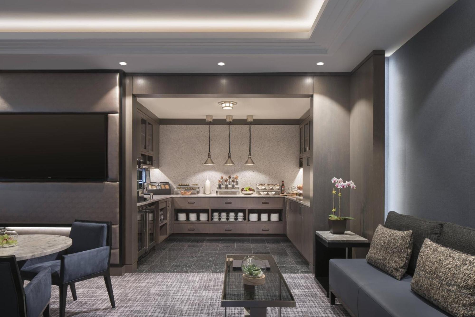 Club lounge access Guest room Queen,1576754084:JPEG
