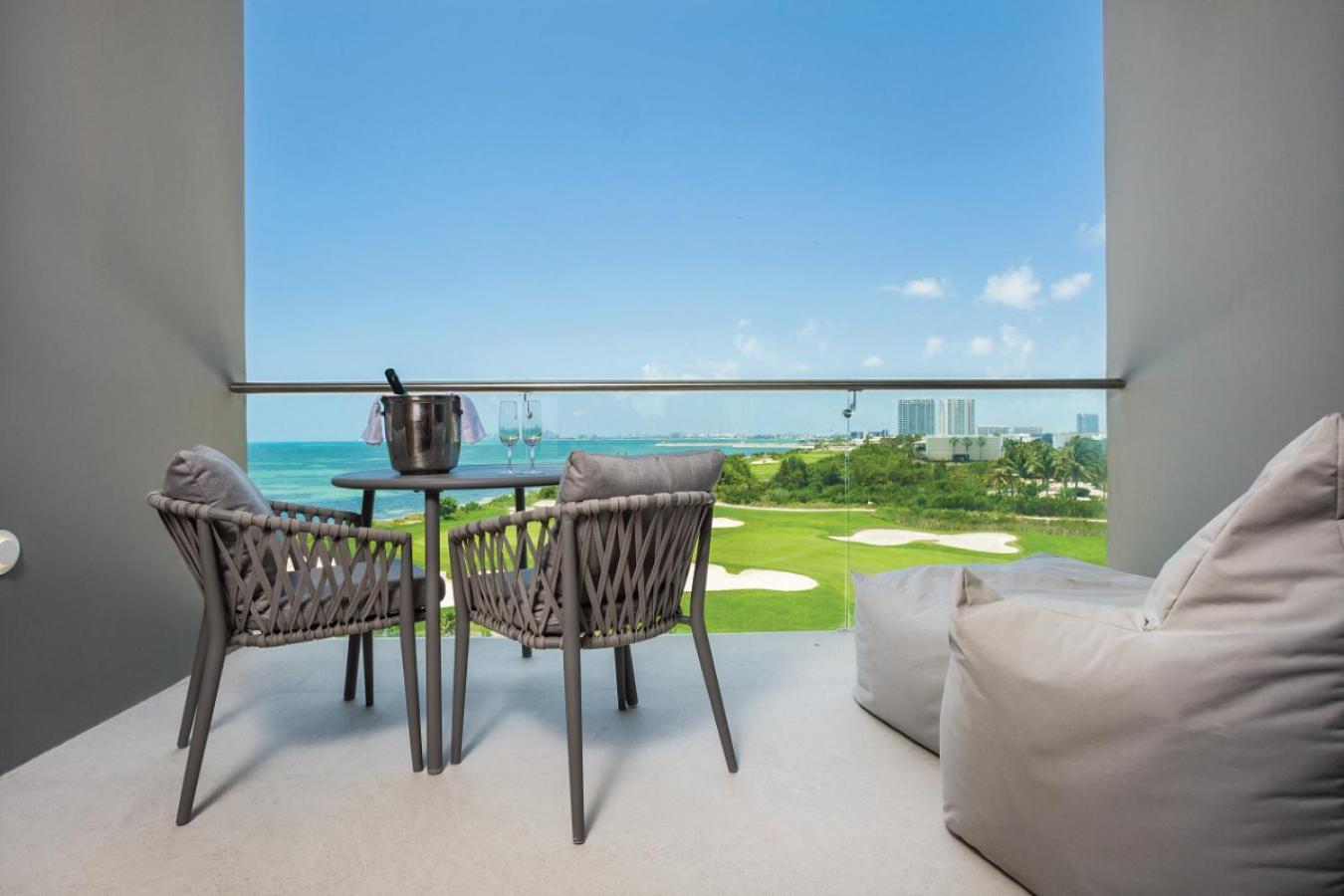 Deluxe Golf & Ocean View Double