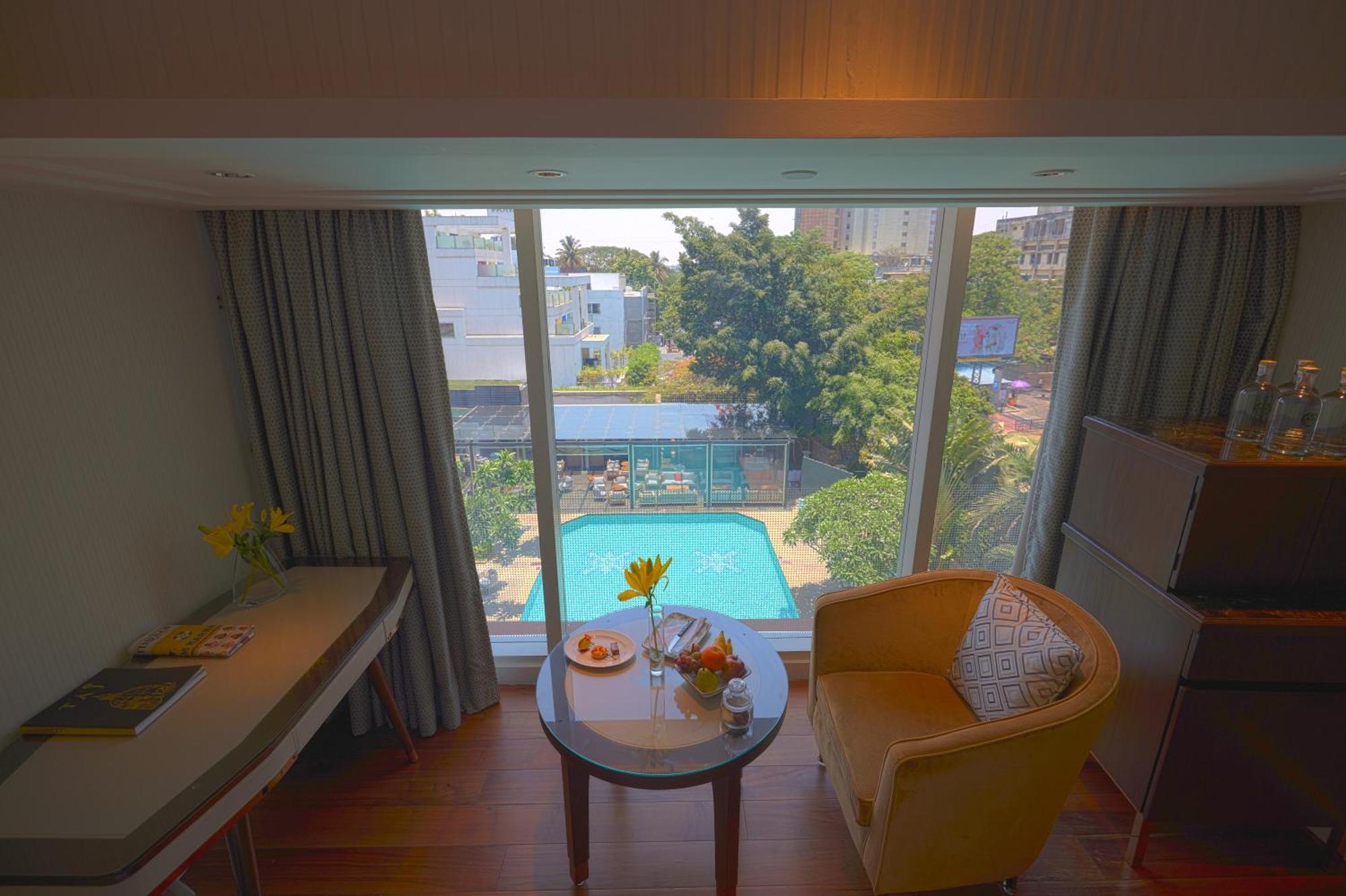 Deluxe Room Pool View King Bed