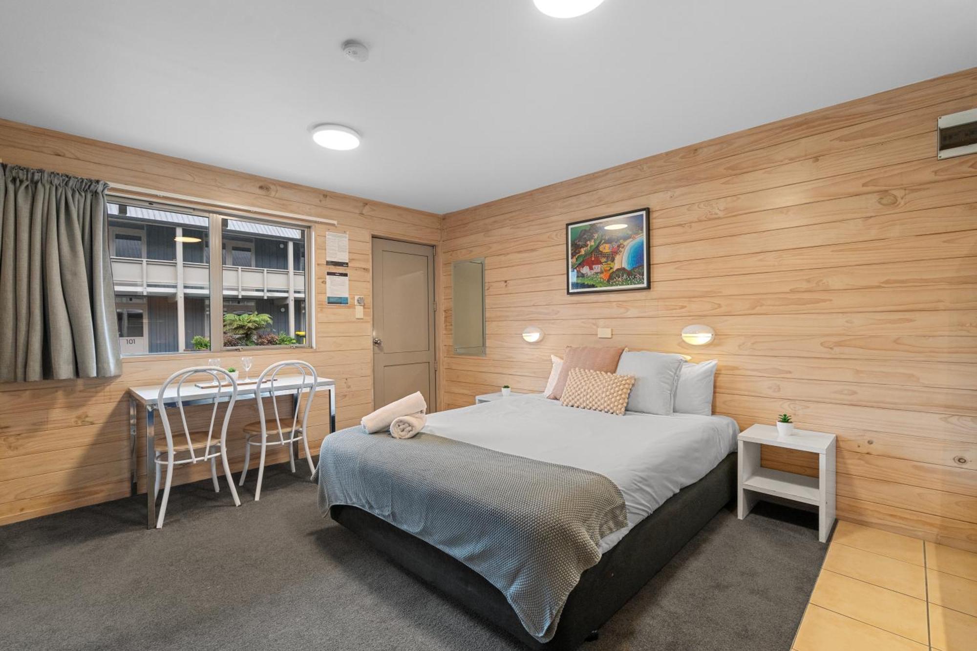 Self Contained Unit - 2 Room,1585486054:JPEG