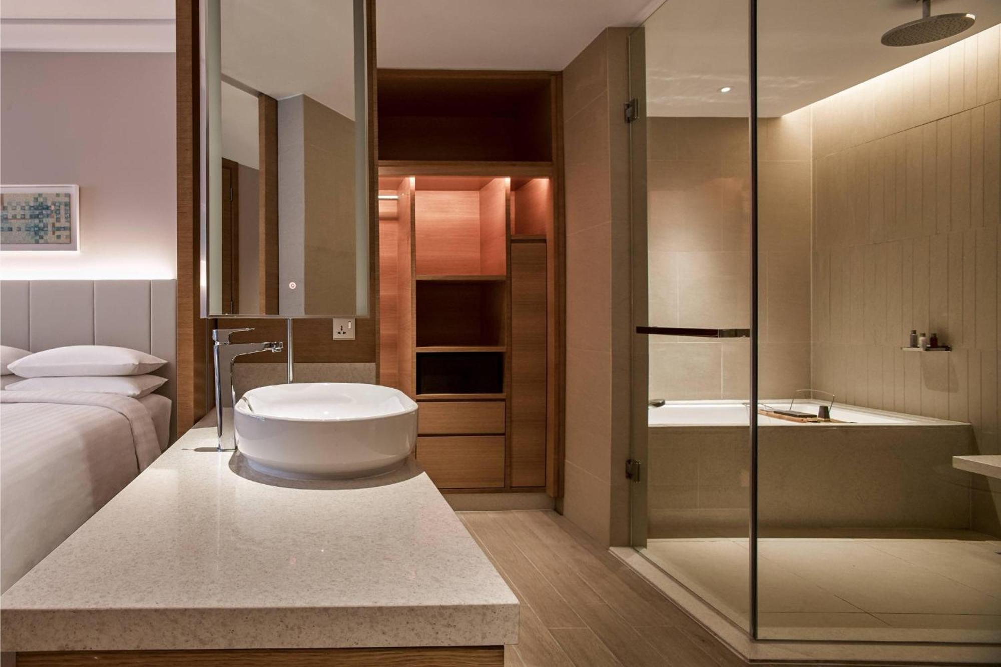 Premier King Room City View