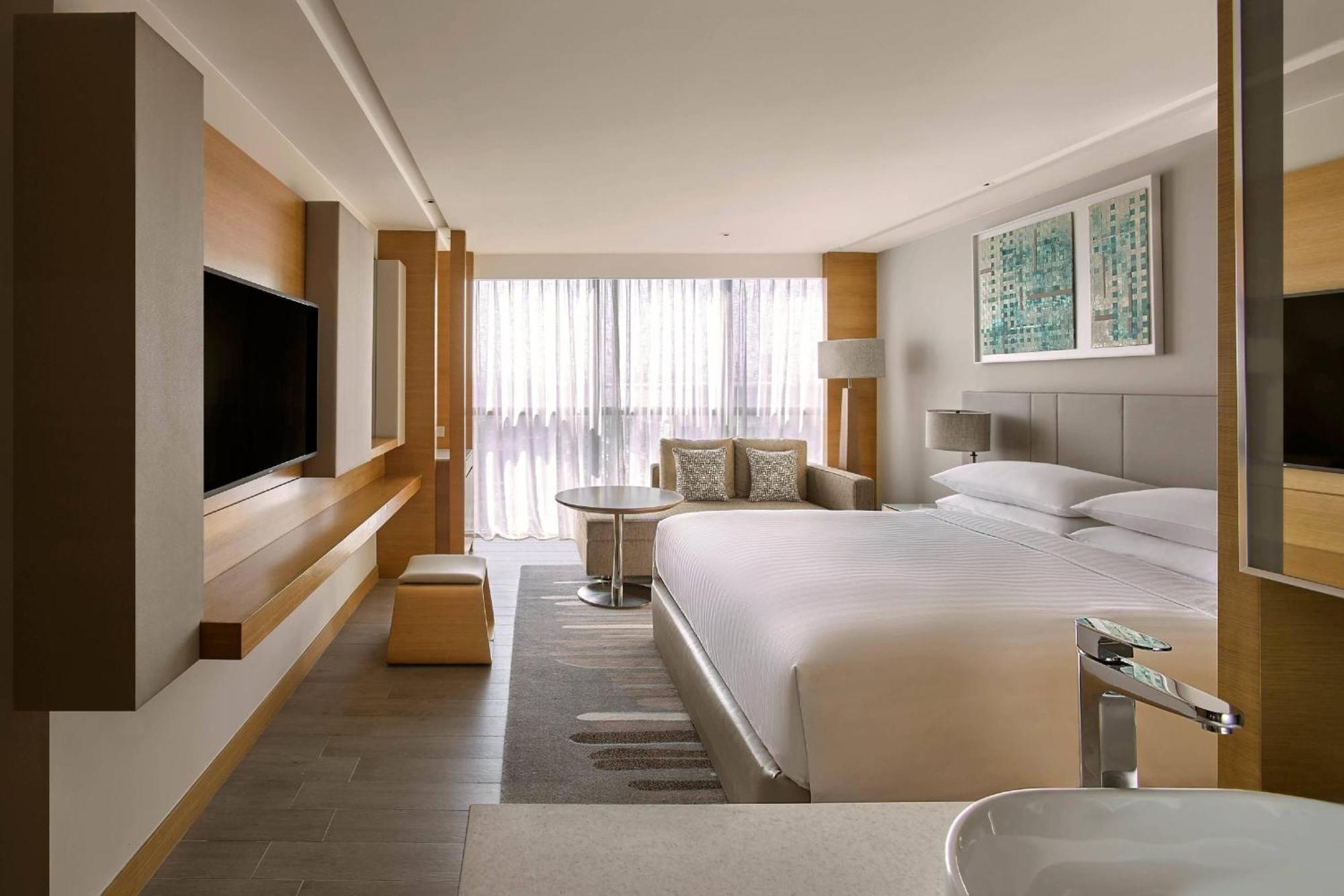 Deluxe King Room City View