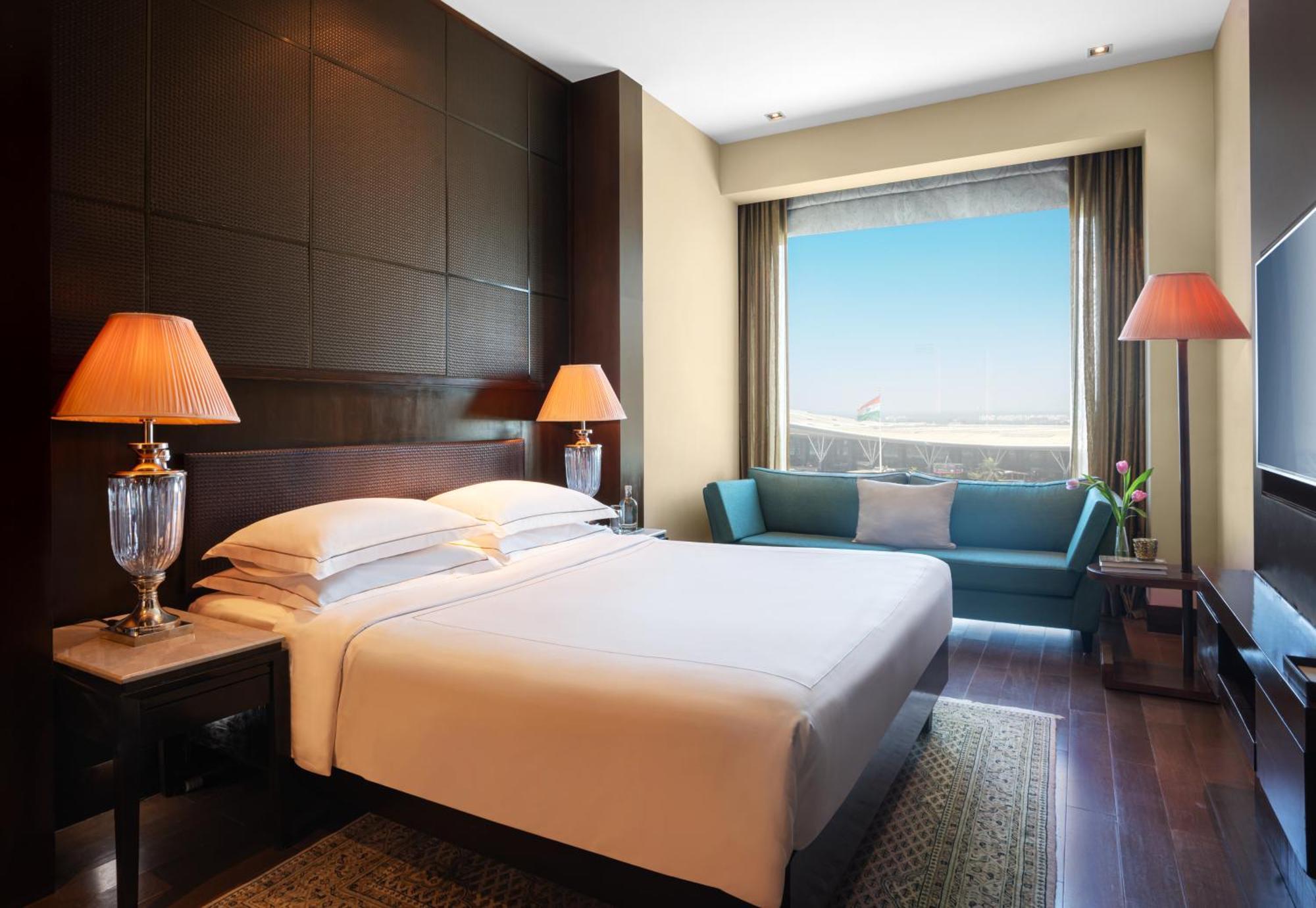 Luxury Suite King Bed - Lounge Access & 2 way Airport Transfers,773930323:JPEG