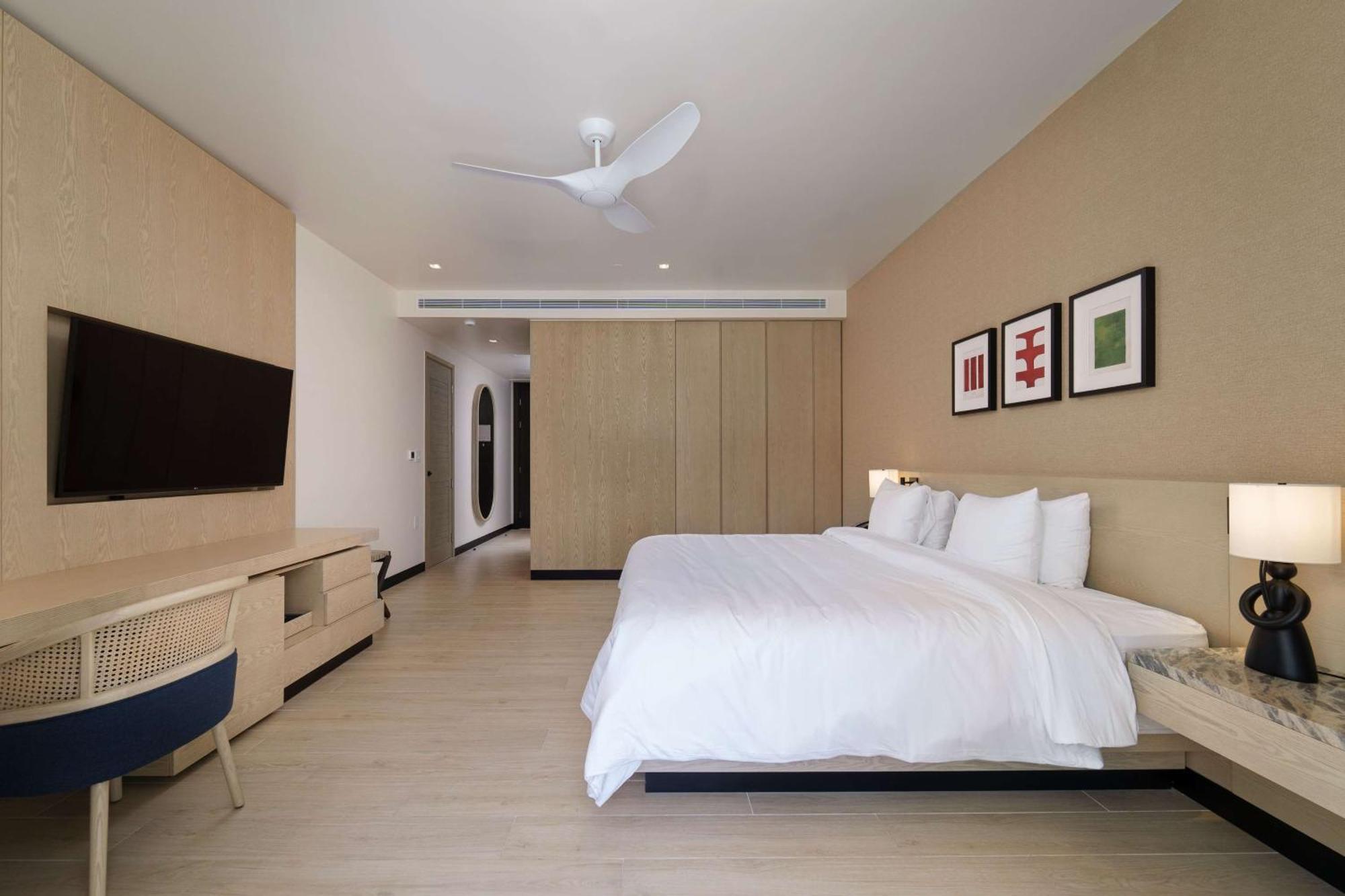 King Room Resort View Accessible