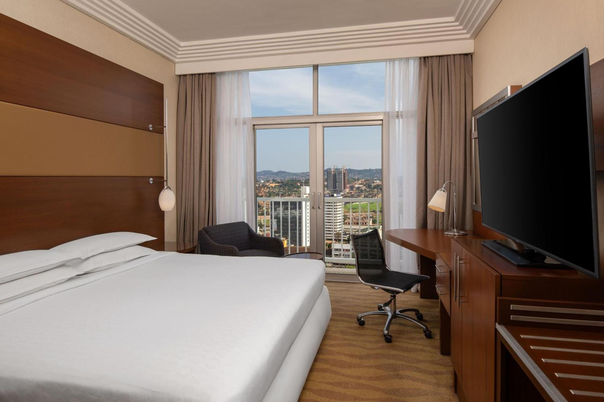 Executive King, Larger Guest room, 1 King, Garden view,1587527559:JPEG