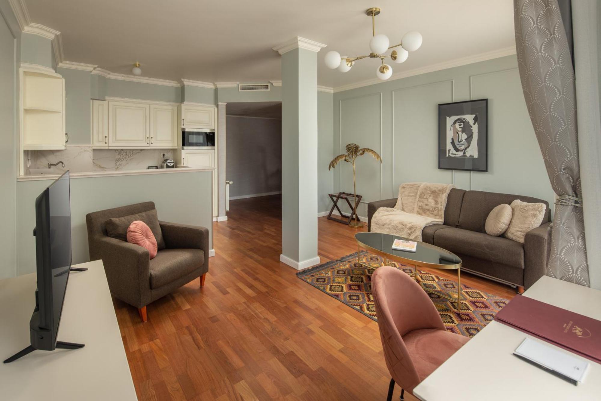 Deluxe King Suite