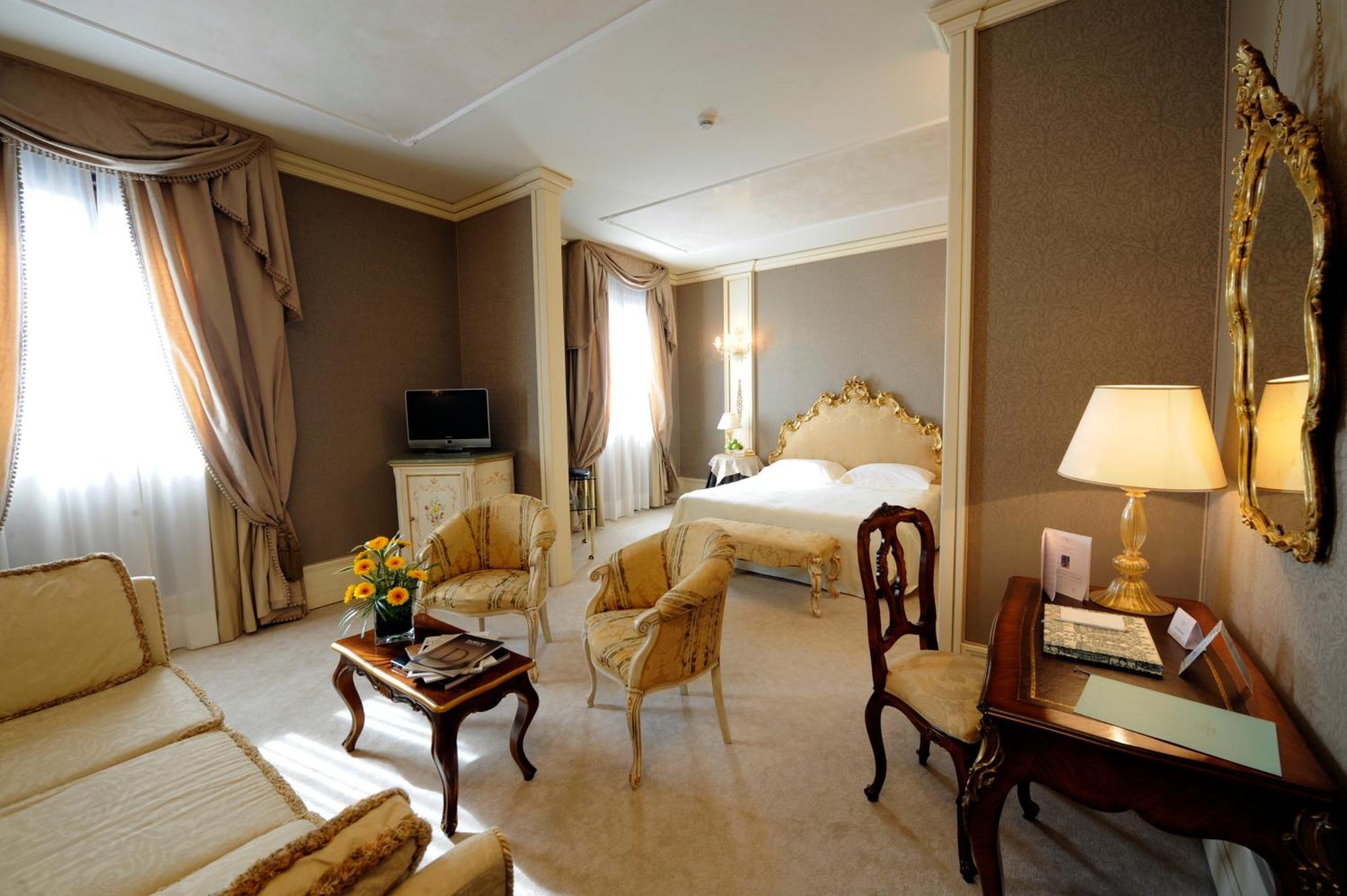 Deluxe Suite Side Grand Canal View