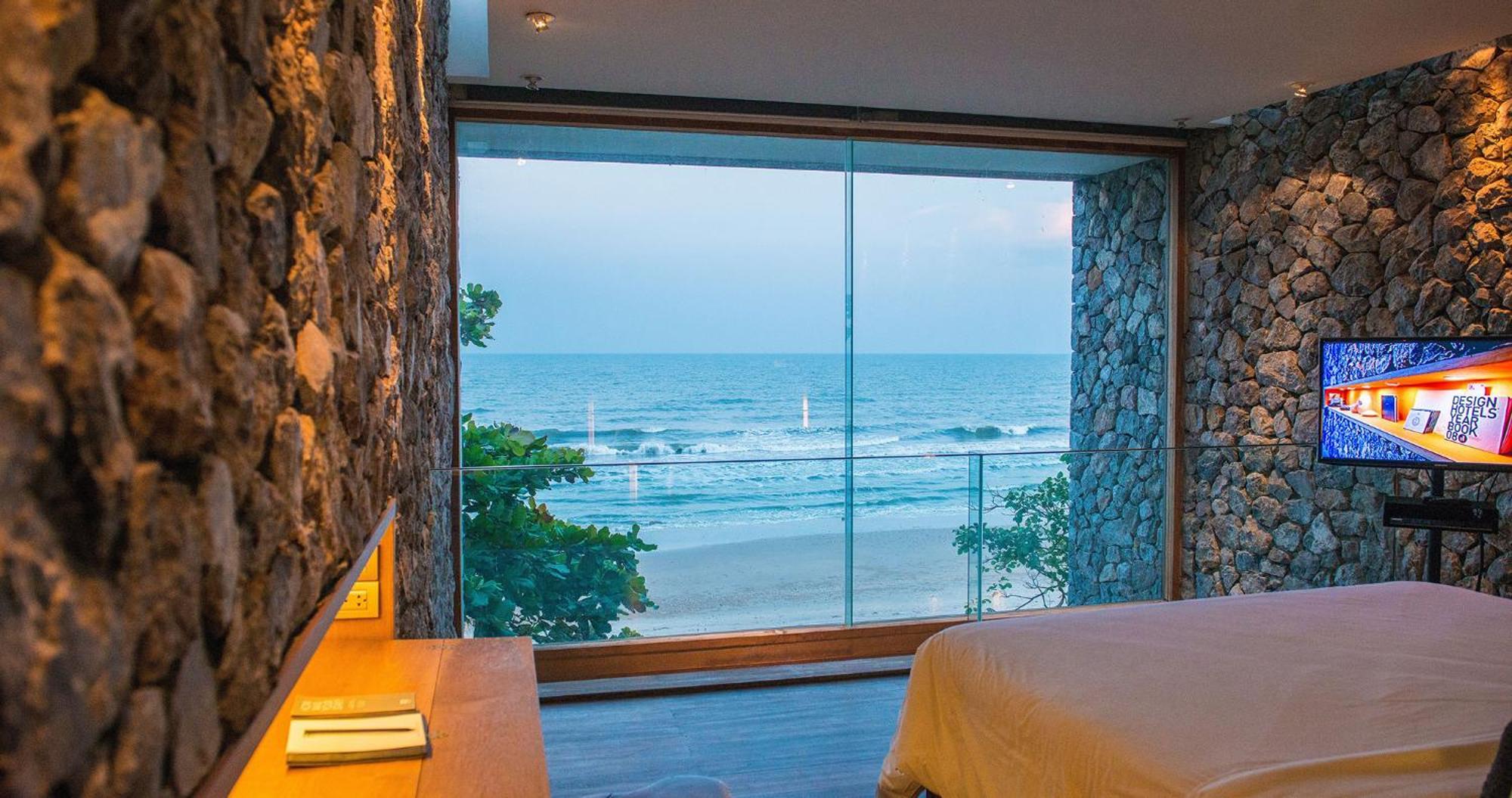 Royal Villa with Oceanfront Pool