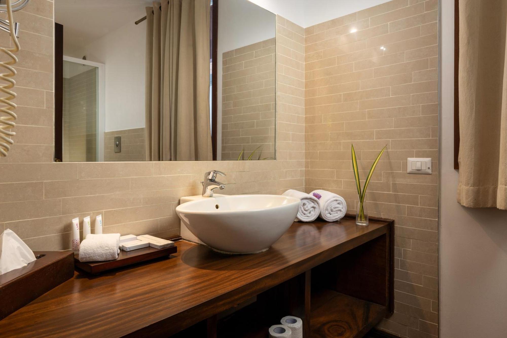 Deluxe Room a Complimentary 15-minute Ayurveda Spa treatment per reservation