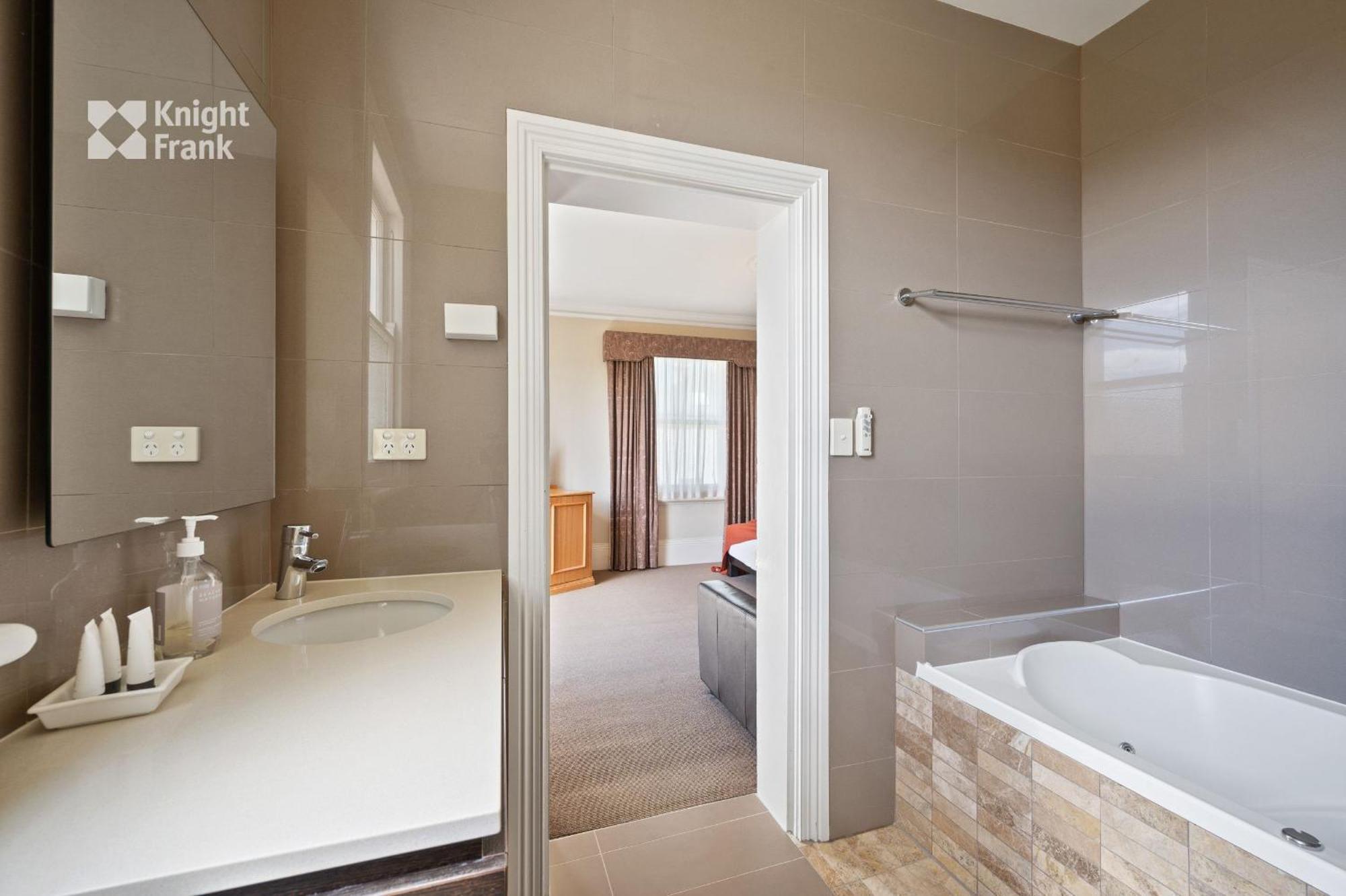 Queen Suite Spa Bath 4