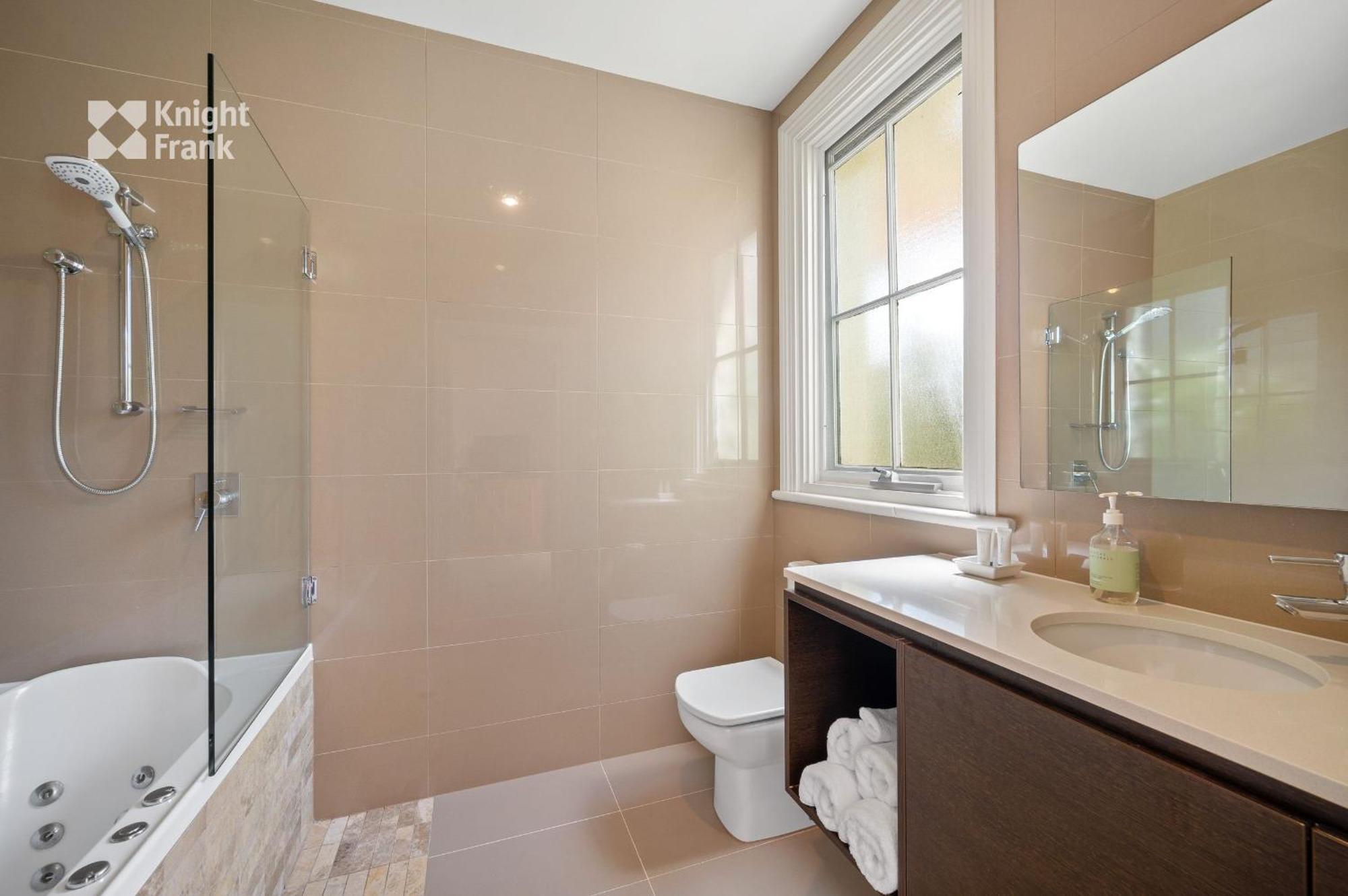 Queen Suite Spa Bath 5