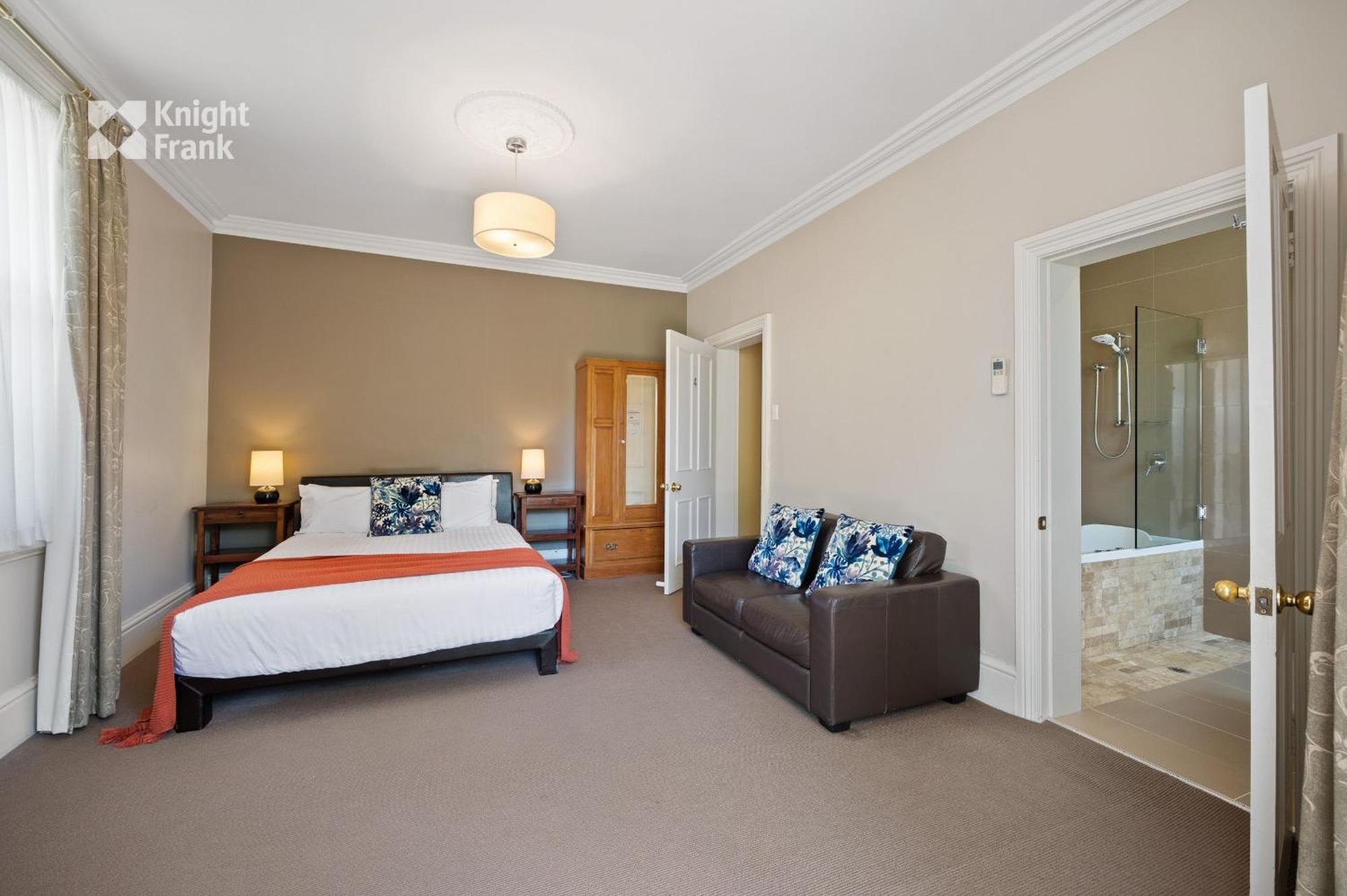 Queen Suite Spa Bath 4