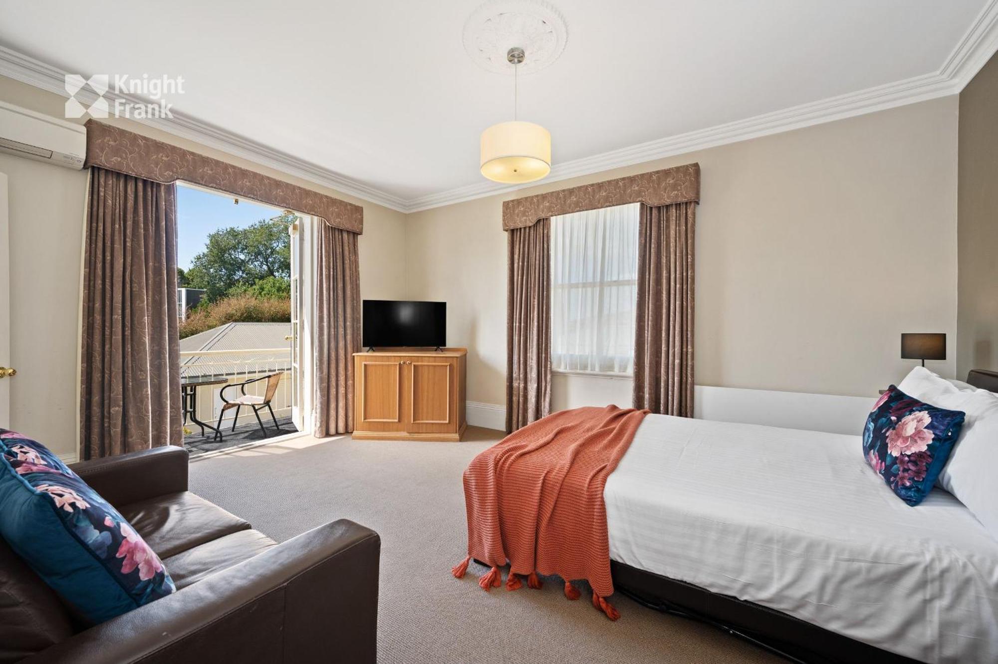 Queen Suite Spa Bath 4