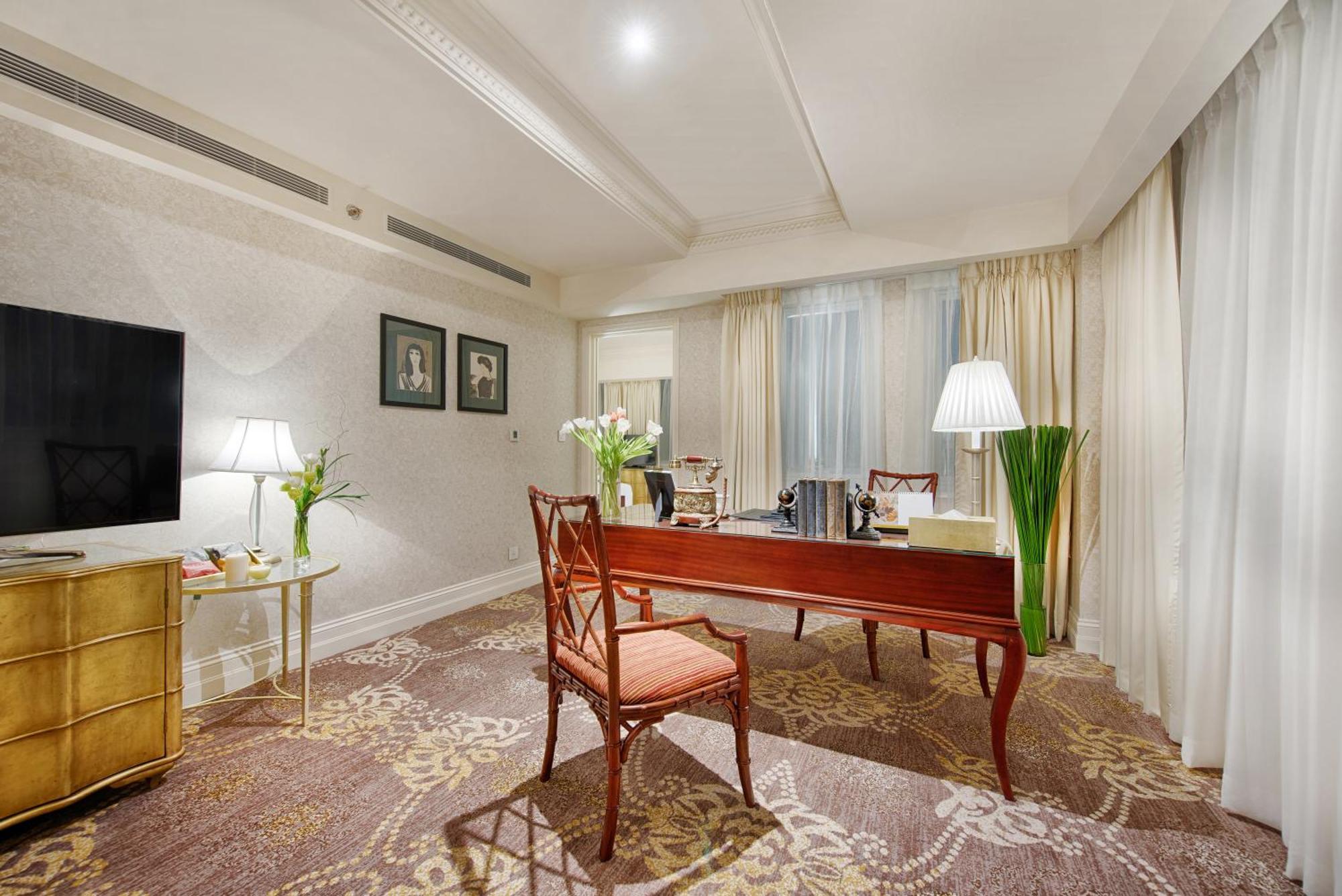 Junior Suite Gallery 1 King Bed