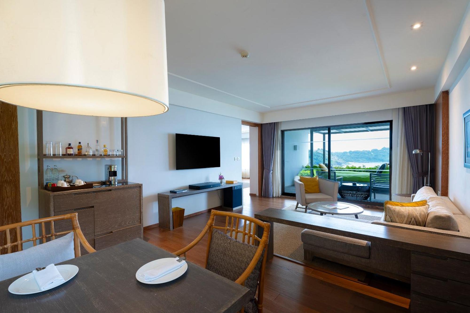 Royal Ocean View Suite