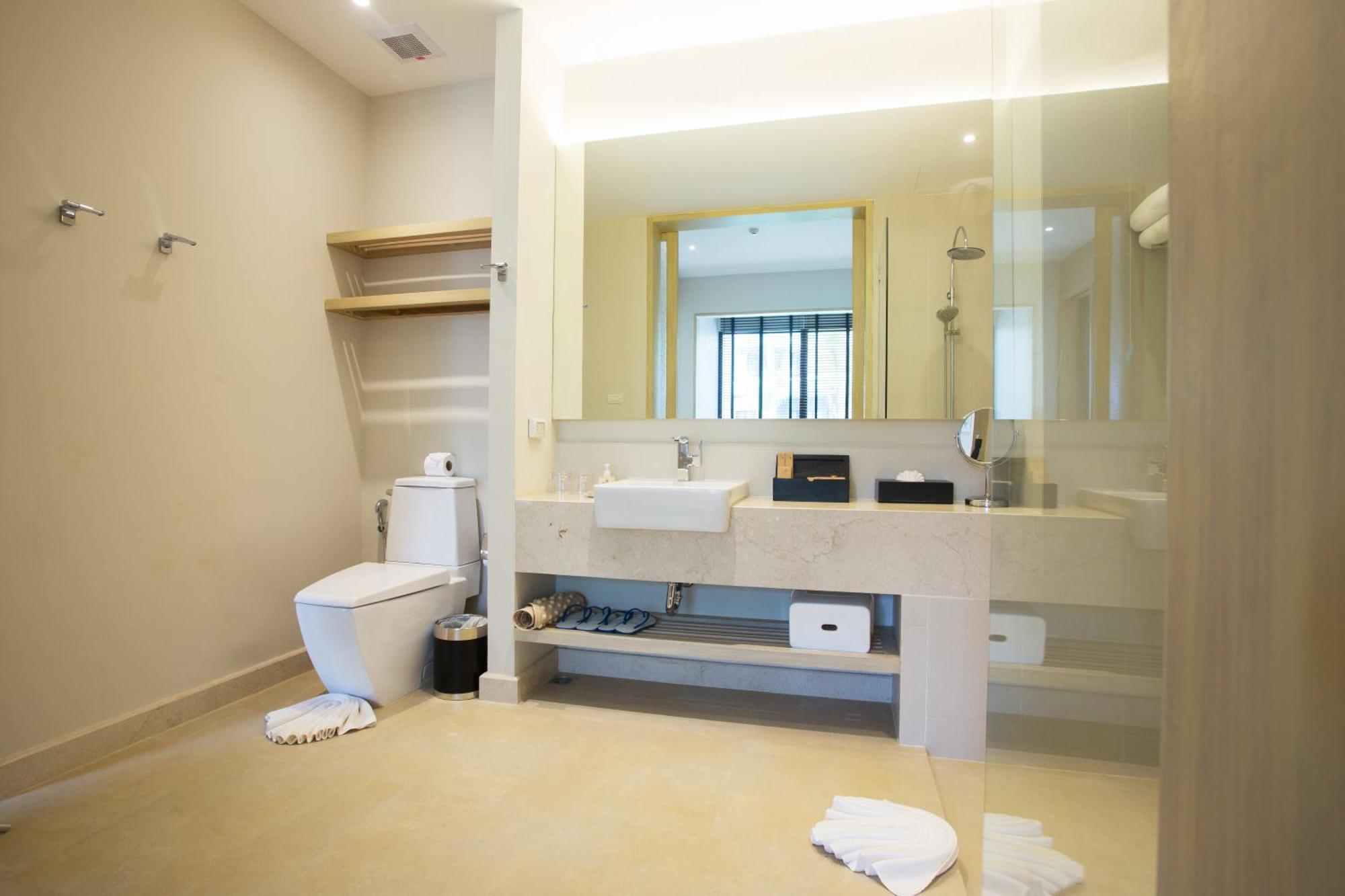 Deluxe Suite Pool Access Jacuzzi