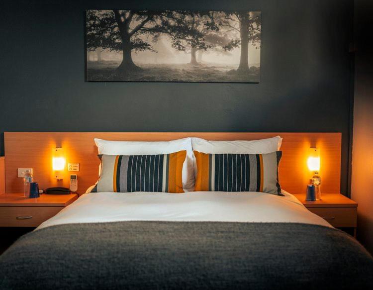 Signature Deluxe Queen Room