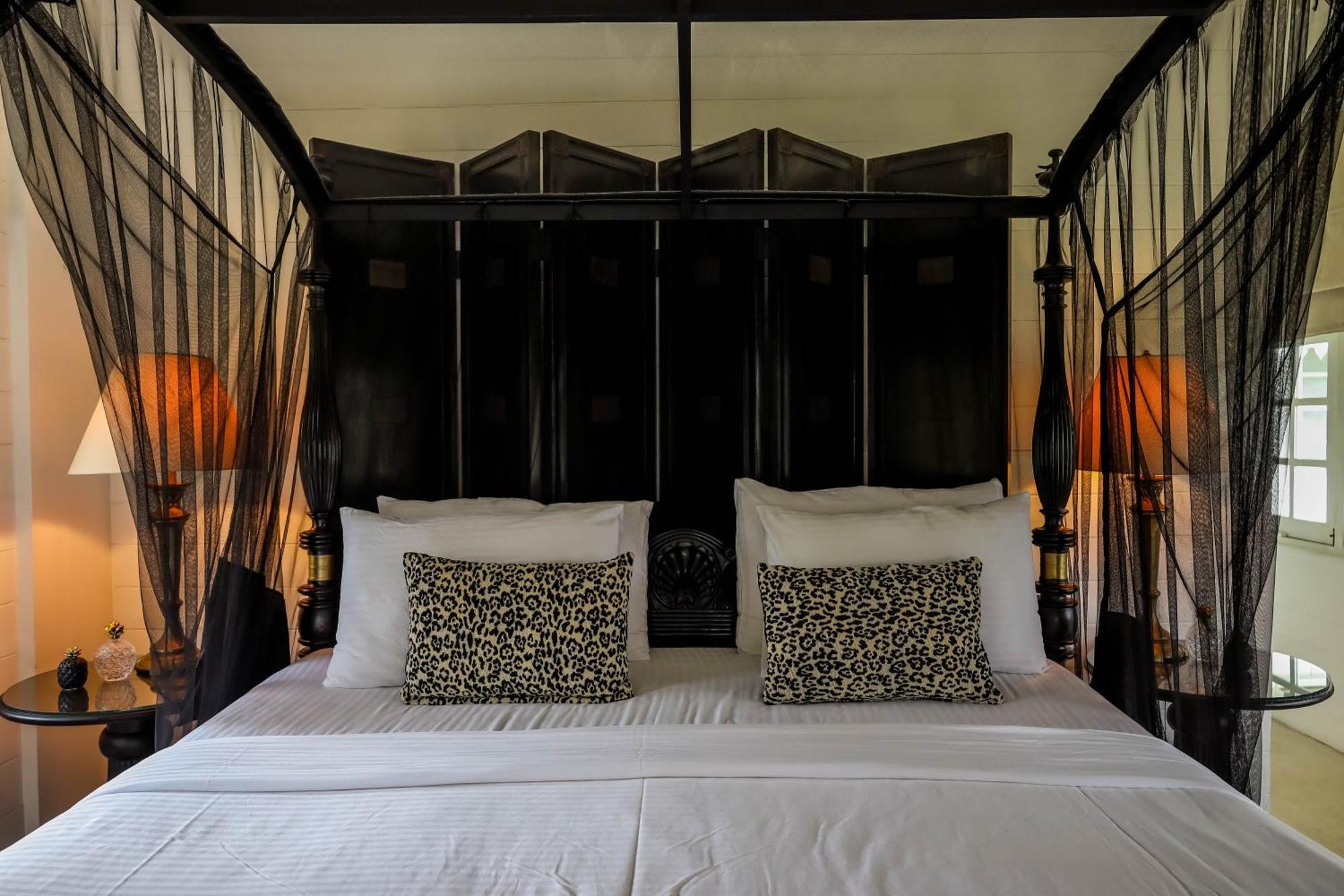 Deluxe Double Room Shower