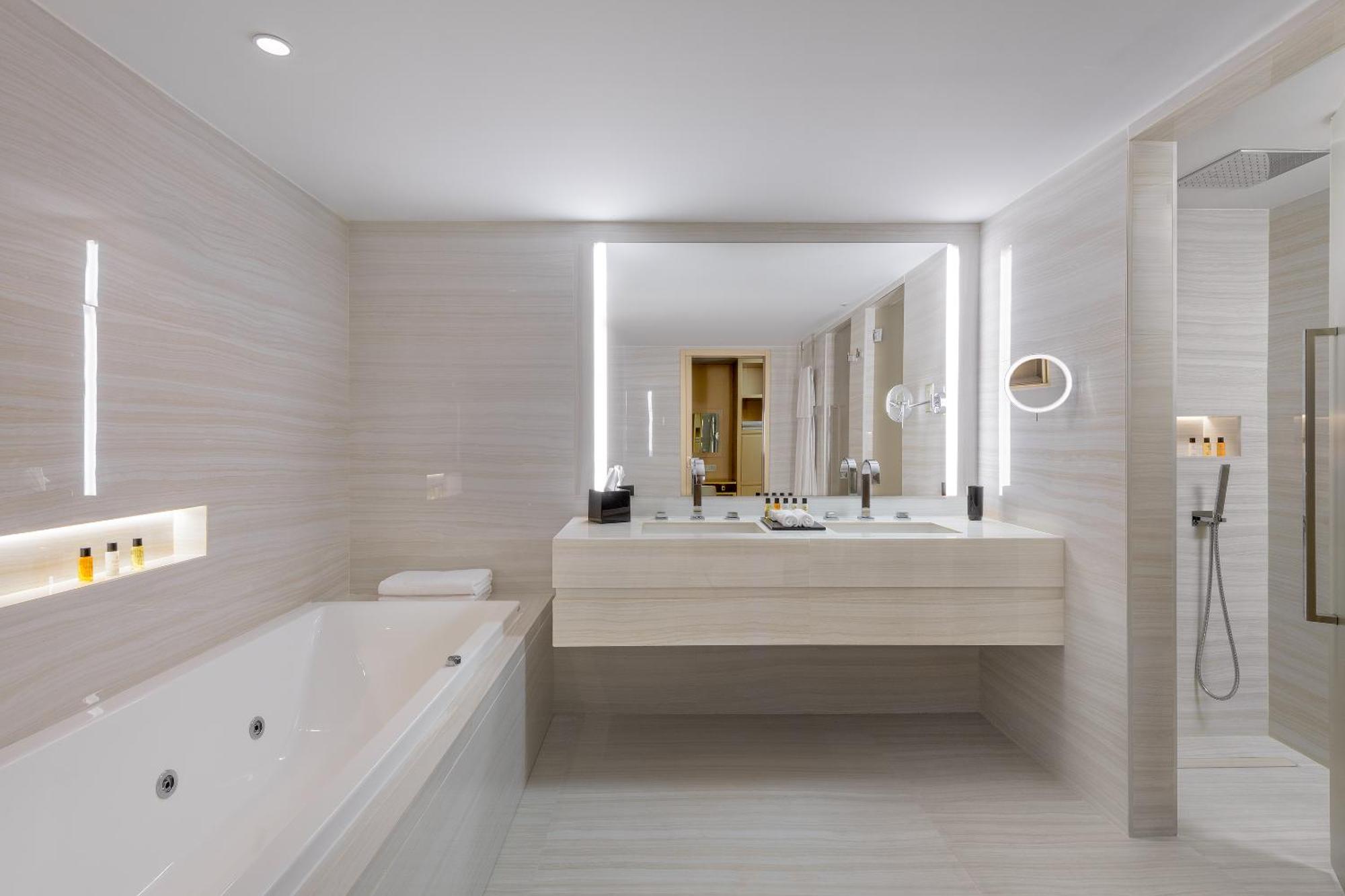 Prestige Swim-Up Suite Sea & Pool View