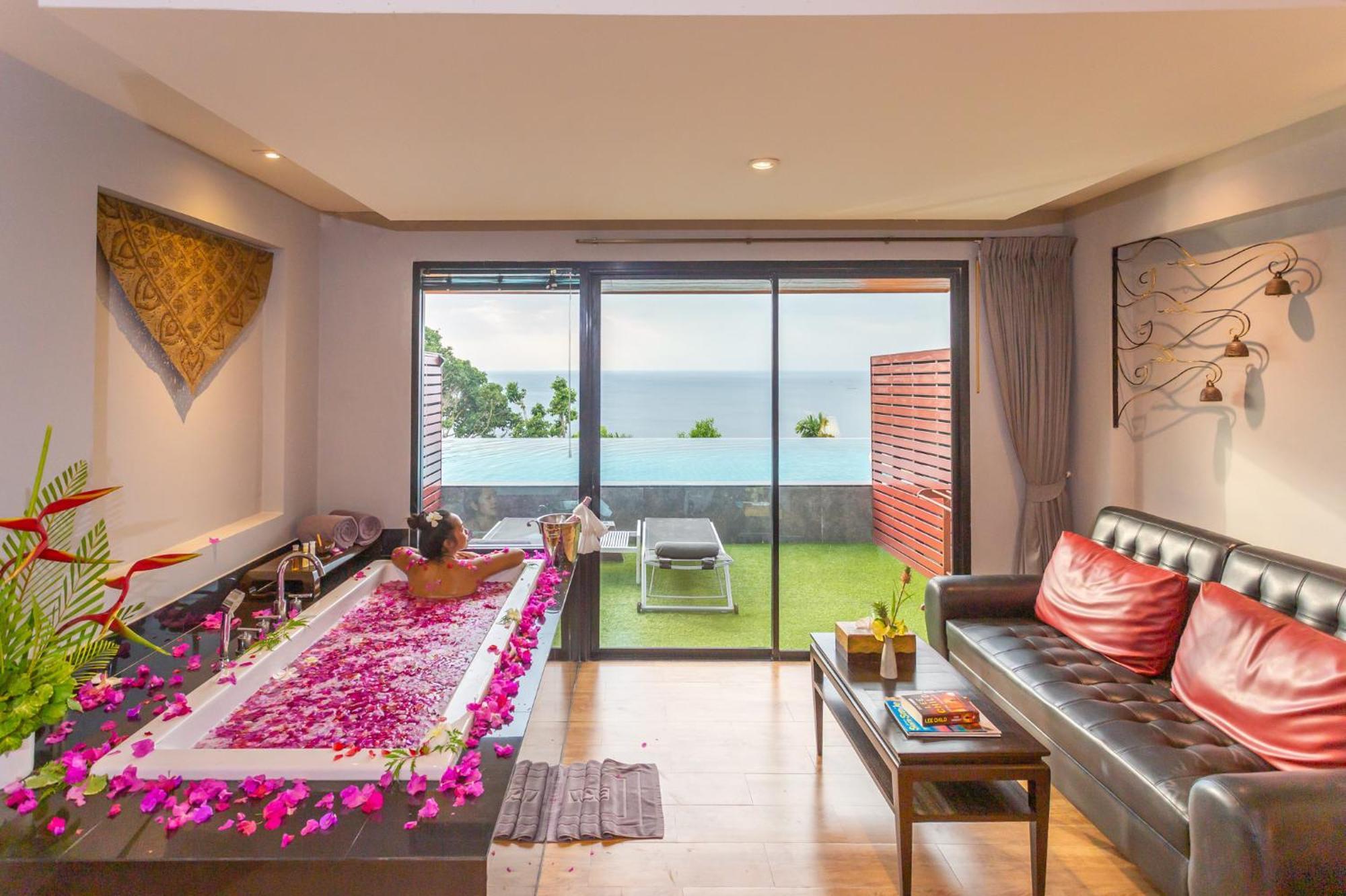 Deluxe Pool Access Ocean View