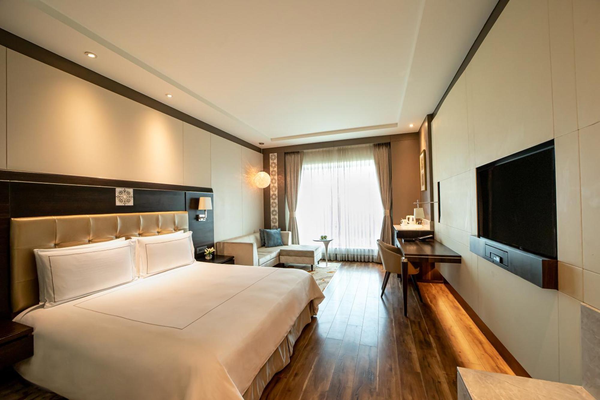 Deluxe King Room Bed on food beverages laundry spa