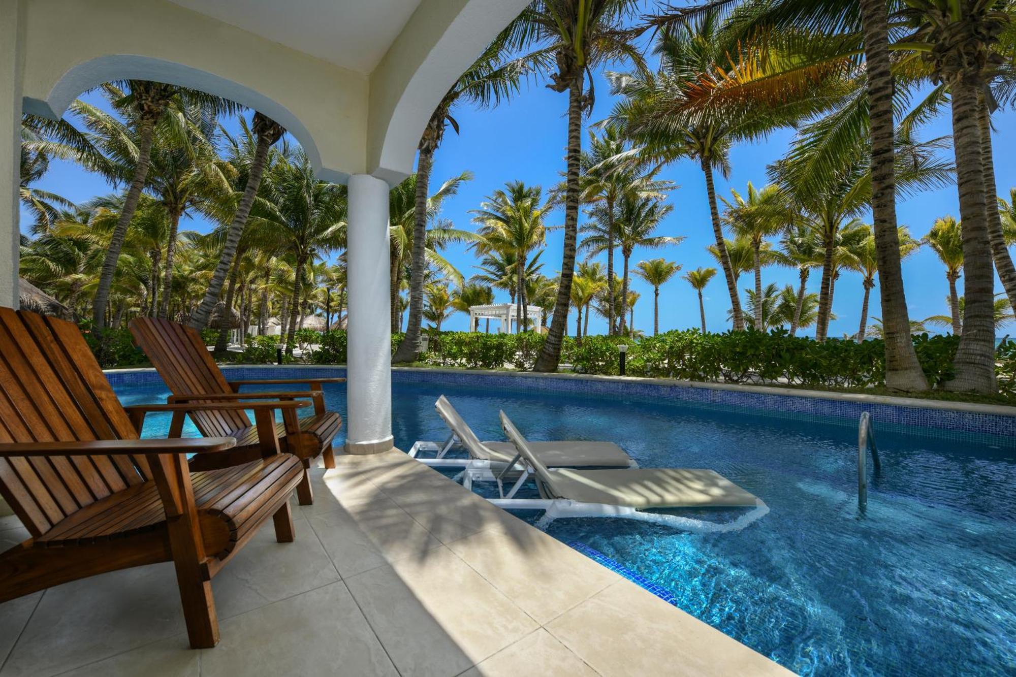 Swim Up Junior Suite